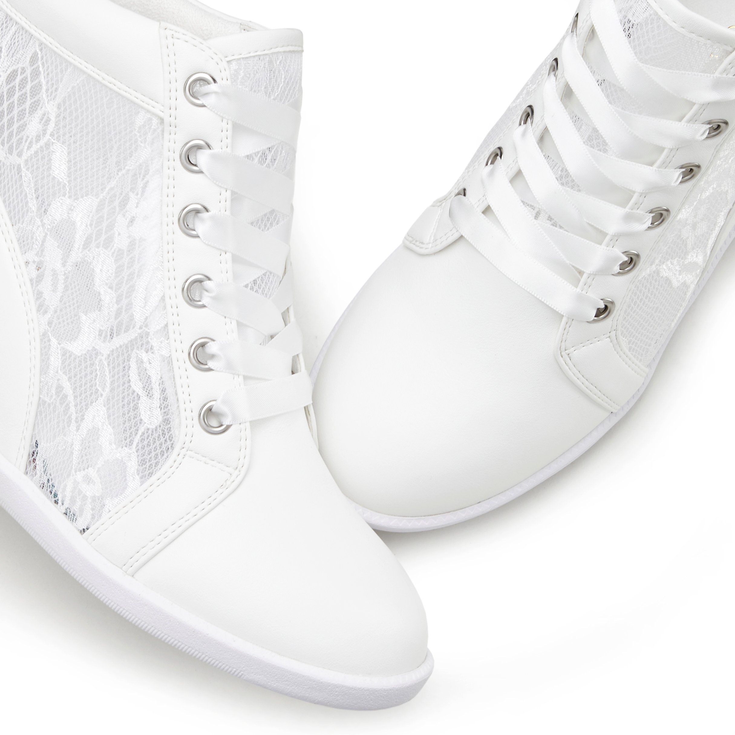 LASCANA Freizeitschuh, Halbschuh, Keilstiefelette, Stiefelette, Sneaker mit innenliegendem Keilabsatz und eleganten Spitzendetails
