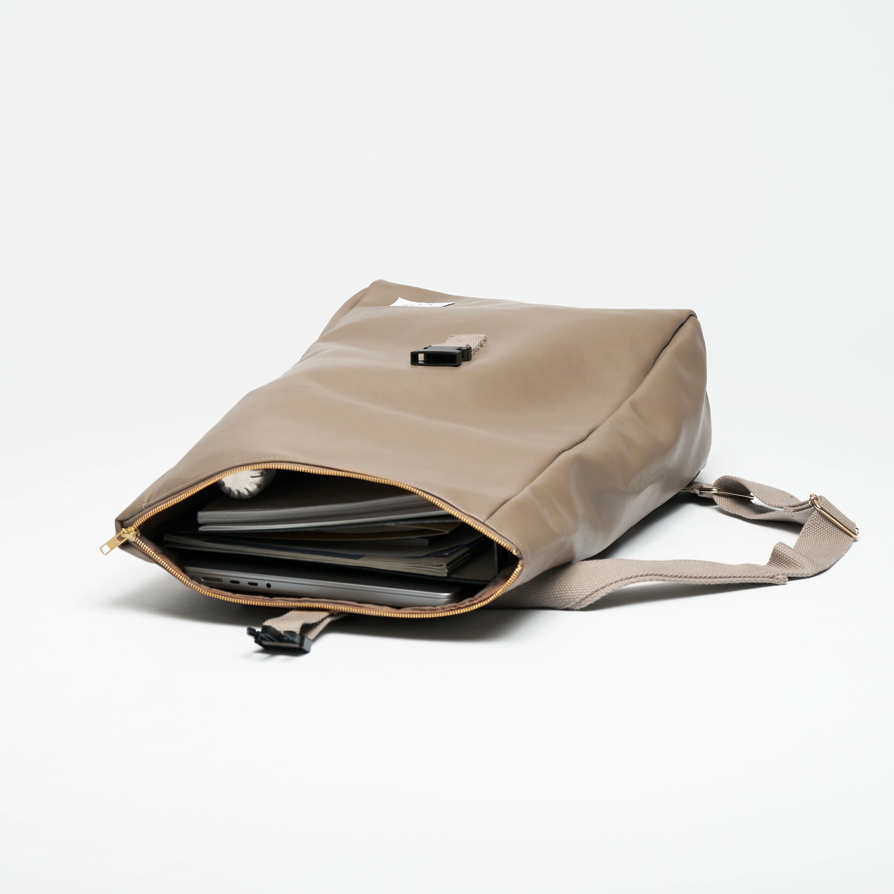 Souleway Cityrucksack Foldtop, für Damen und Herren - made of vegan olive leather Oleatex, Handgepäck, hergestellt in Deutschland, wasserabweisend