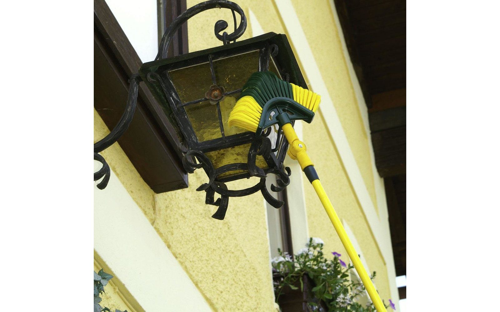 Steuber Straßenbesen Krallen Eckbesen mit 3,9 m Teleskopstiel und 45° Winkeladapter, Dachrinnenreiniger mit einstellbarem Winkel für alle Ecken – Bild 5 von 5
