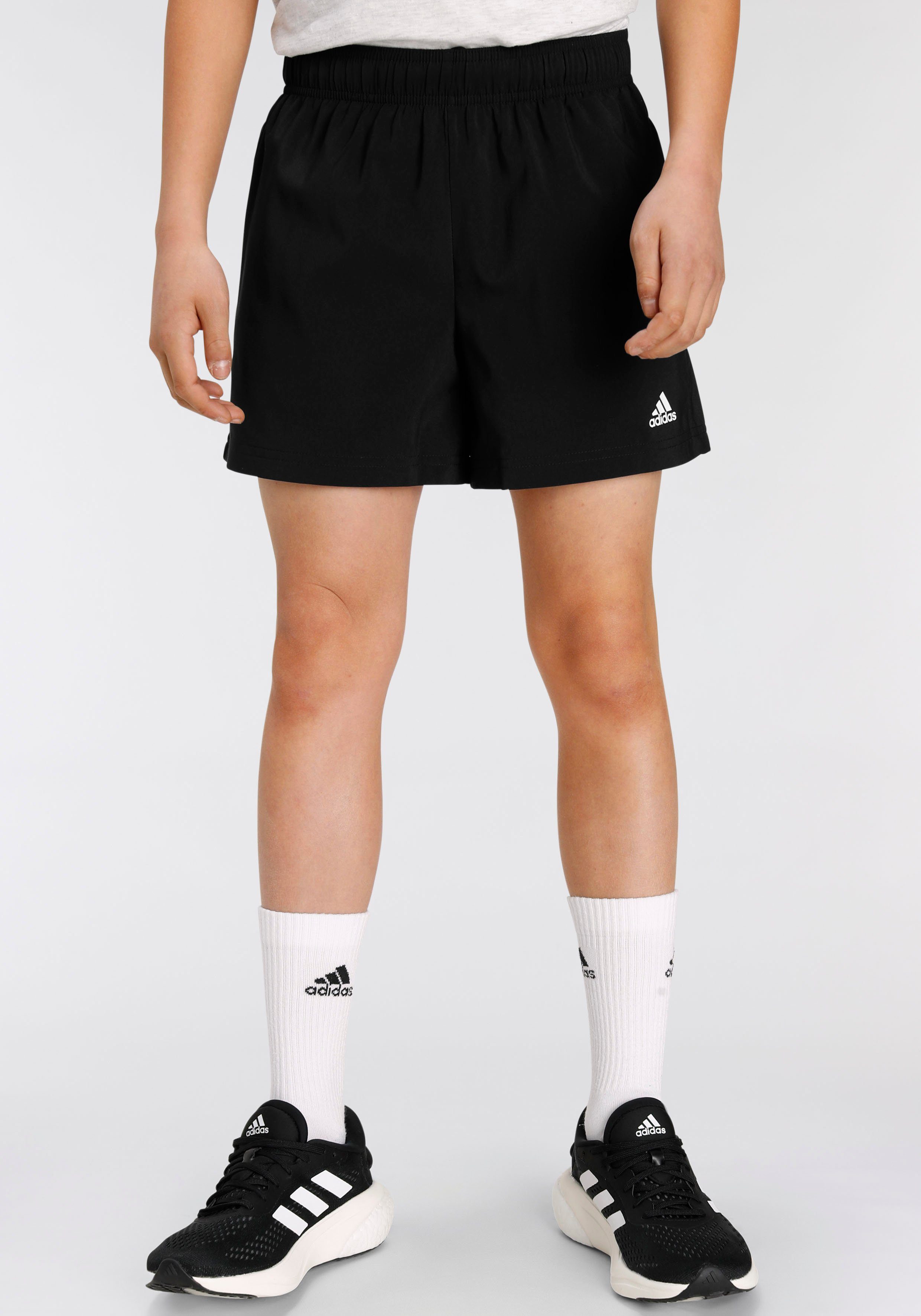 adidas Sportswear Shorts ESSENTIALS SMALL LOGO CHELSEA (1-tlg) Black / White