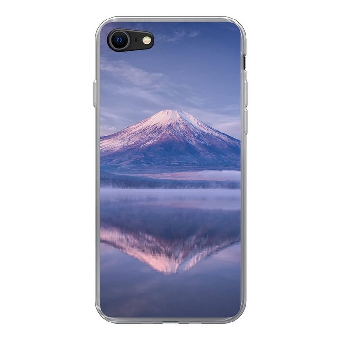 MuchoWow Handyhülle Der Berg Fuji in Asien mit einer Spiegelung im Wasser Handyhülle Apple iPhone 8 Smartphone-Bumper Print Handy Schutzhülle