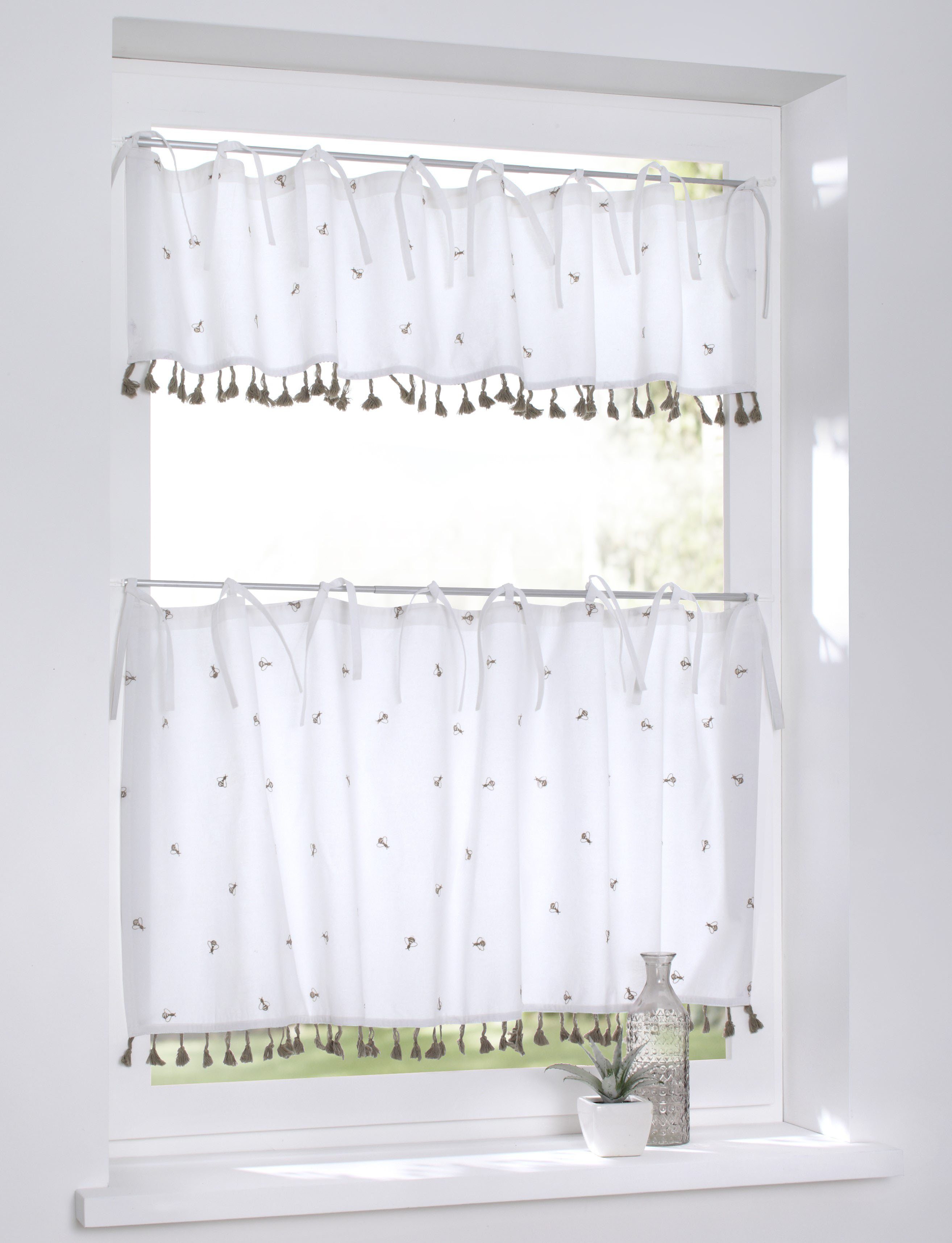 Kutti Scheibengardine Honey (1 St), Bindebänder, blickdicht, Kurzgardine, Baumwolle, bestickt, Landhaus, Spitze, Quasten, Biene