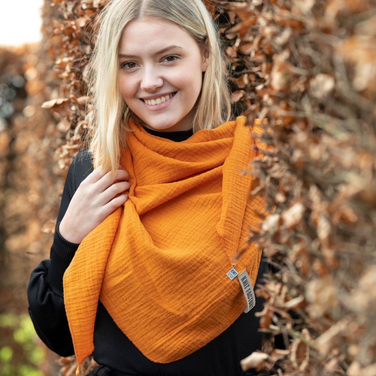 Knit Factory Schal Liv Dreiecksschals 190x85 cm Glatt Grau, (1-St), Schal Strickschal Umhängetuch Tuch Strickware