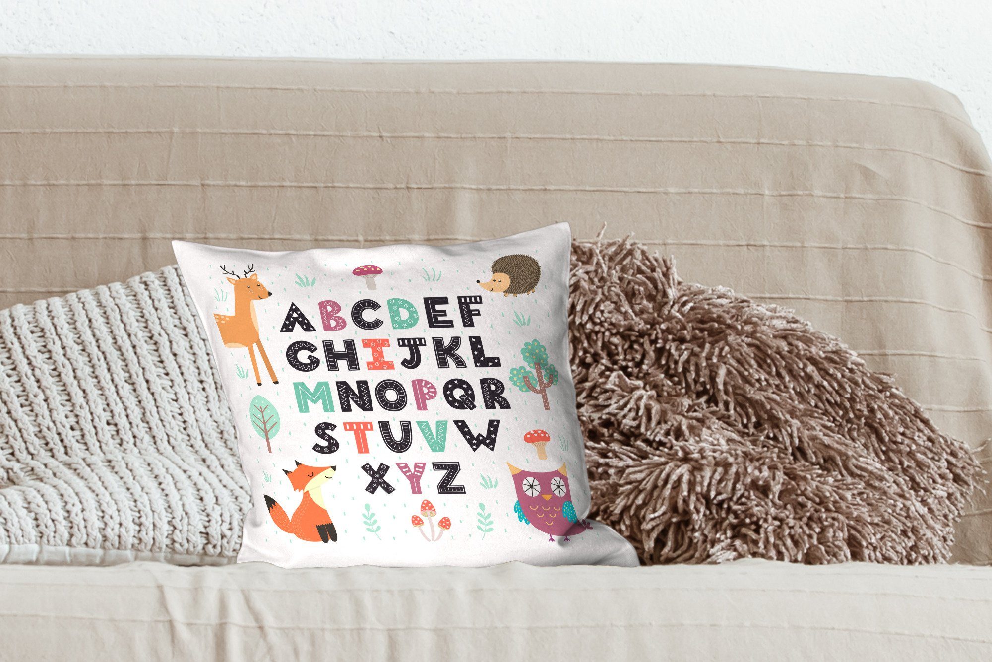 Schlafzimmer, für Illustration mit Deko, fröhlichen Wohzimmer, Dekokissen MuchoWow Sofakissen Waldtieren, Alphabet Füllung mit Zierkissen