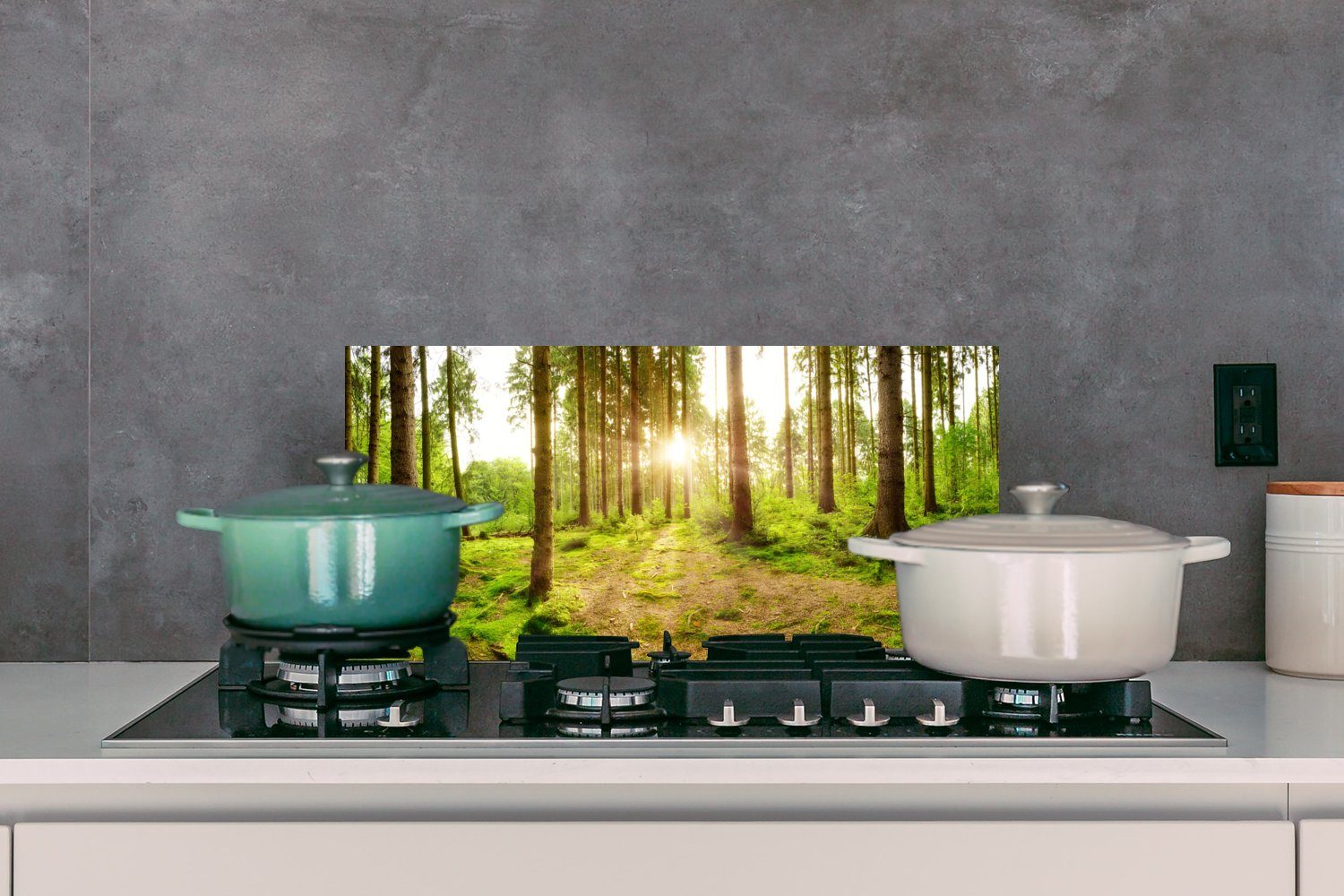 MuchoWow Küchen Wald Küchenrückwand Bäume, (1-tlg), Sonnenlicht und 60x30 Fett - cm, Grün Wandschutz, - Schmutzflecken für - gegen