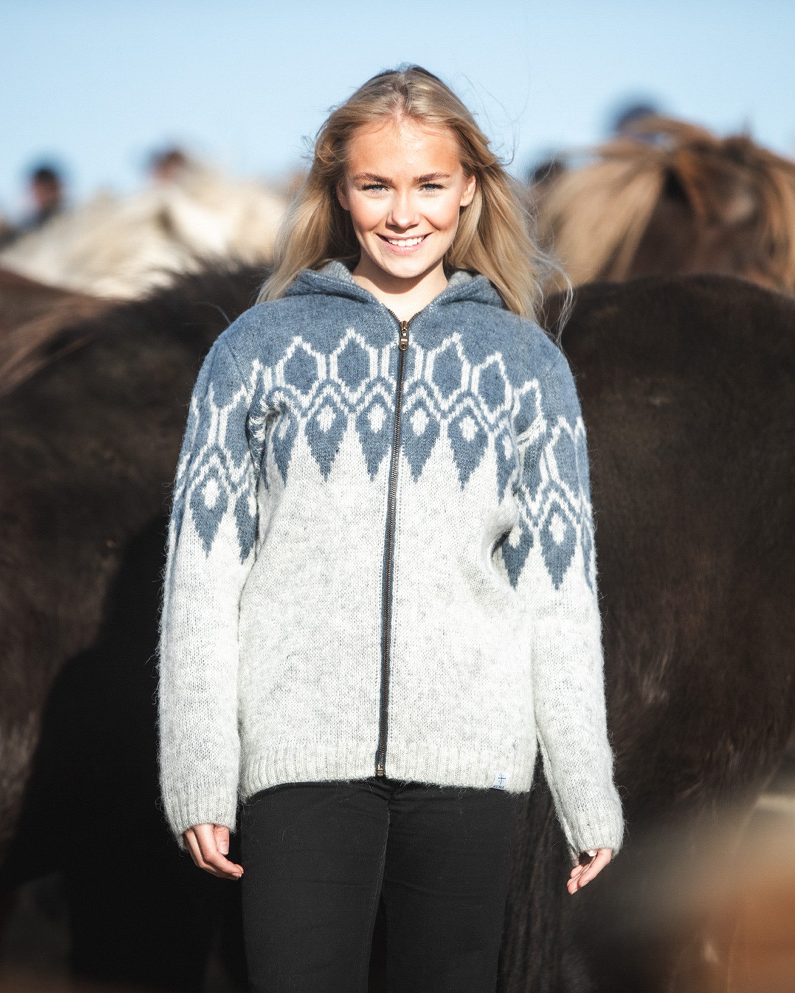 KIDKA Norwegerpullover - Kapuzen-Strickjacke für Damen / Herren - Farbe hellgrau-eisblau - aus rauer isländischer Wolle – Bild 2 von 5