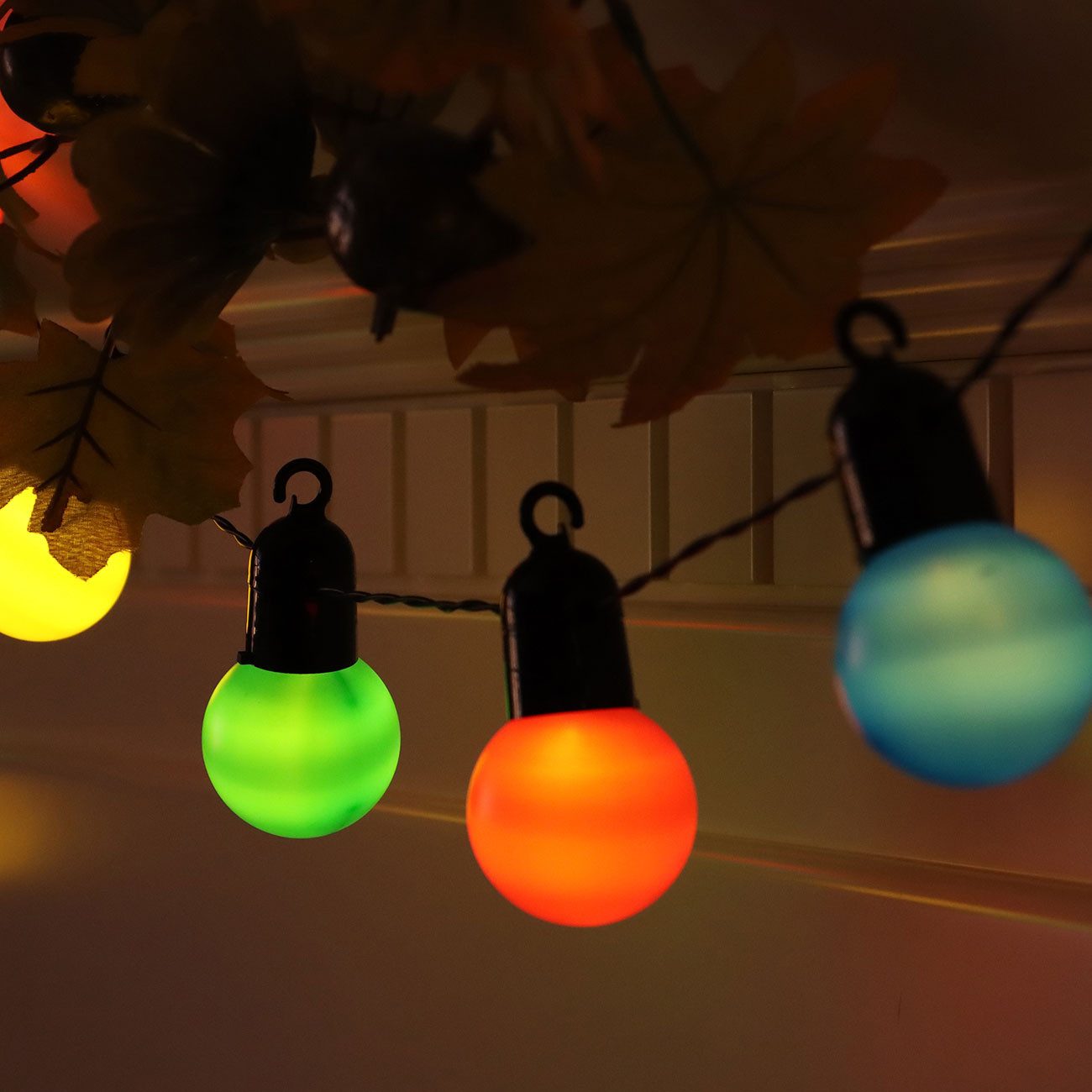 shop'n smile ideoon LED-Lichterkette 4-farbige LED-Lichterkette ca. 4m 20 bunte Glühbirnen IP44 Party-Deko, 4,8m Party-Lichterkette, 20 bunte LED-Gluehbirnen & Befestigungshaken