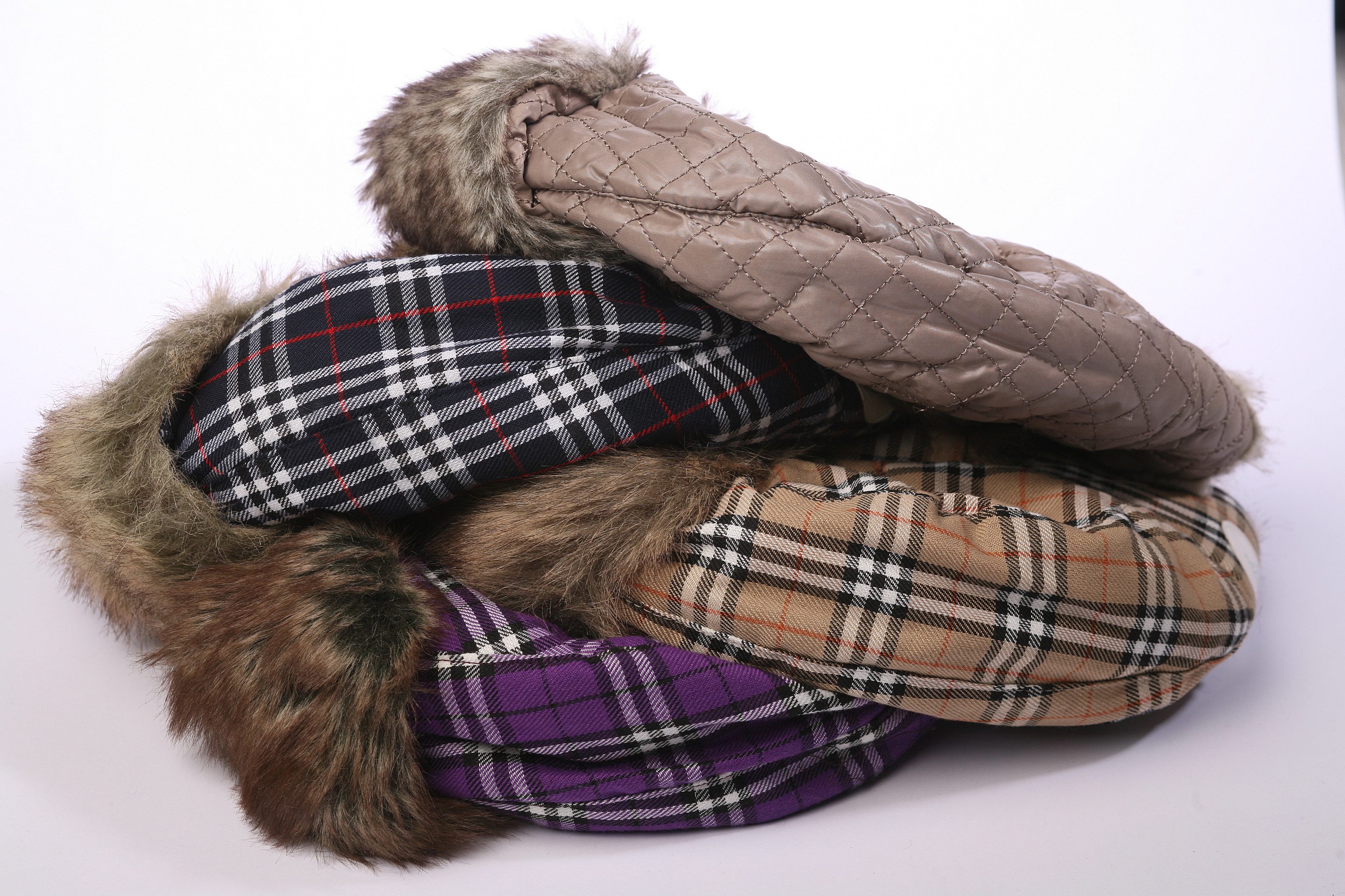 DanCarol Ohrenwärmer DC-W-484-Trendy Mütze mit Ohrenklappen und Verschluß am Hals