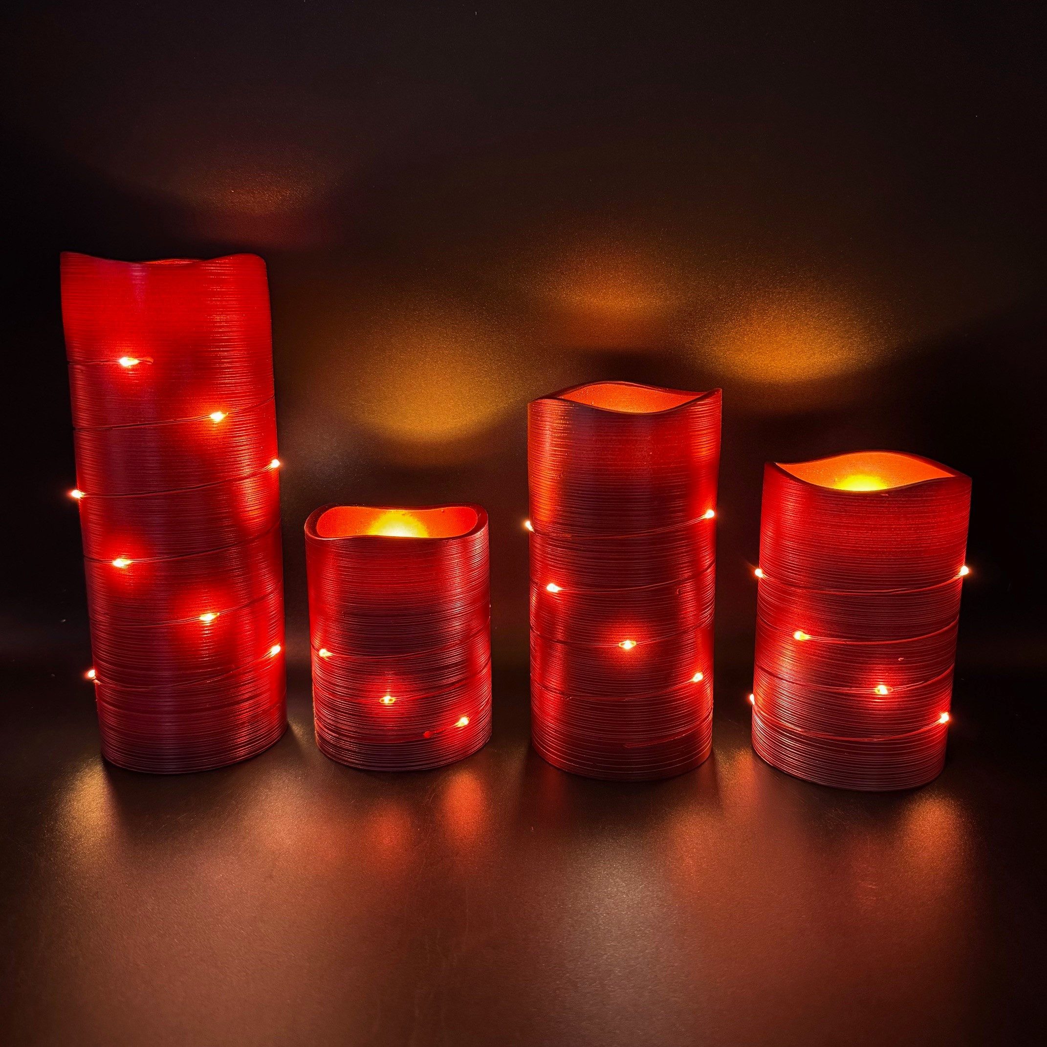 Online-Fuchs LED-Kerze 4 große Metallic LED-Kerzen mit Lichterkette umwickelt und Timer (rötlich metallic, warmweiße Beleuchtung), inkl. 6-Stunden Timerfunktion - realistische Acrylflamme