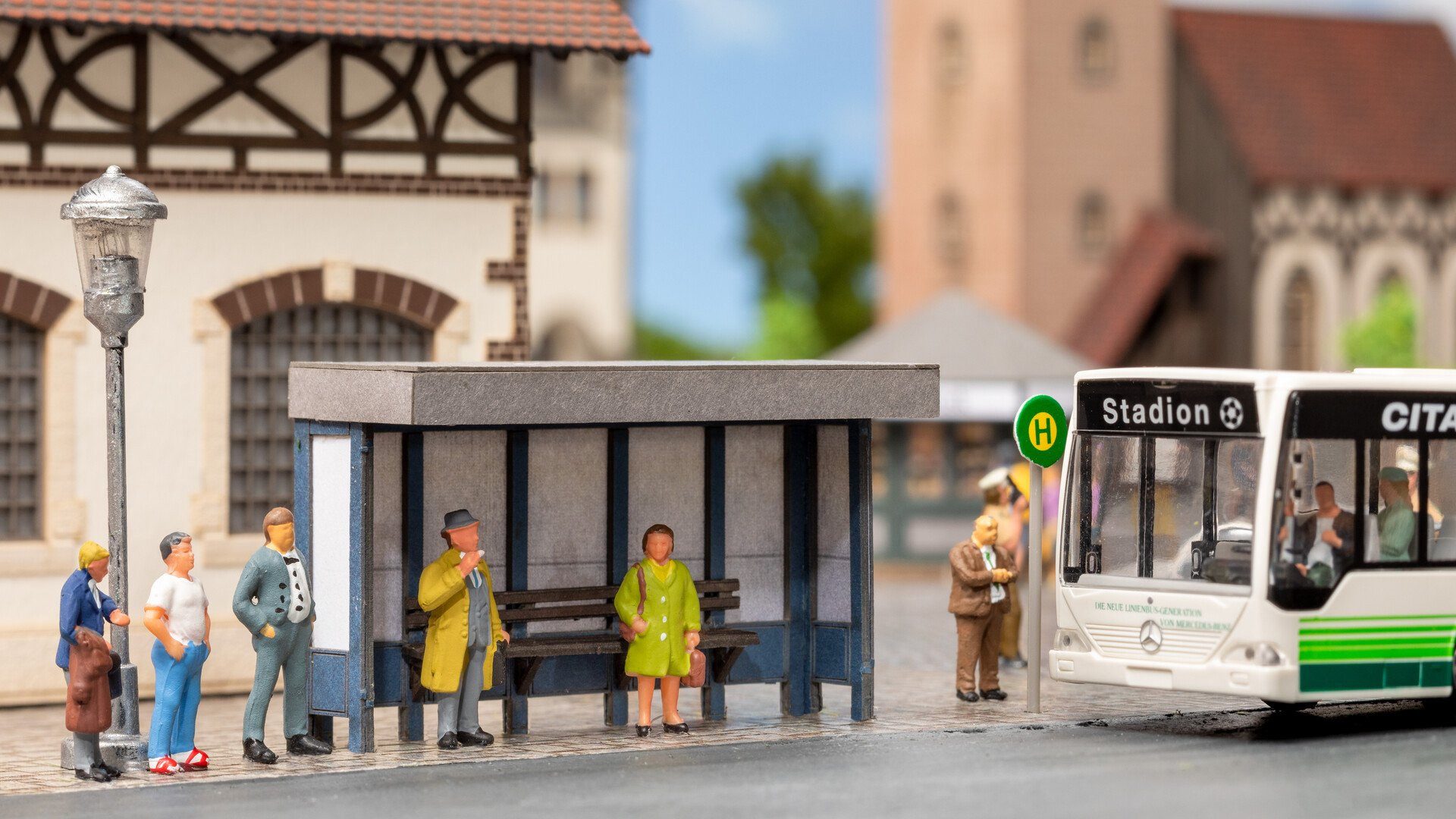 Modelleisenbahn-Gebäude Bushaltestelle, ideal für Modellbau, 6,8 x 2,8 x 3