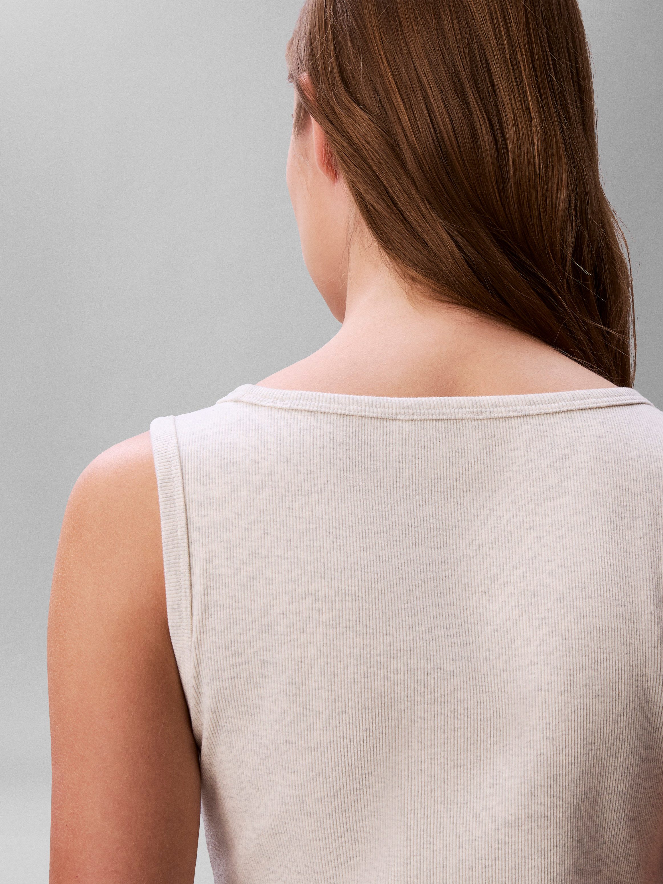 Calvin Klein Jeans Minikleid BABY RIB WOVEN LABEL Figurbetonte Passform mit Rundhalsausschnitt