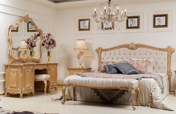 Casa Padrino Bett Schlafzimmer Set Cremefarben / Gold - 1 Doppelbett mit Kopfteil & 2 Nachtkommoden - Schlafzimmer Möbel im Barockstil - Edel & Prunkvoll