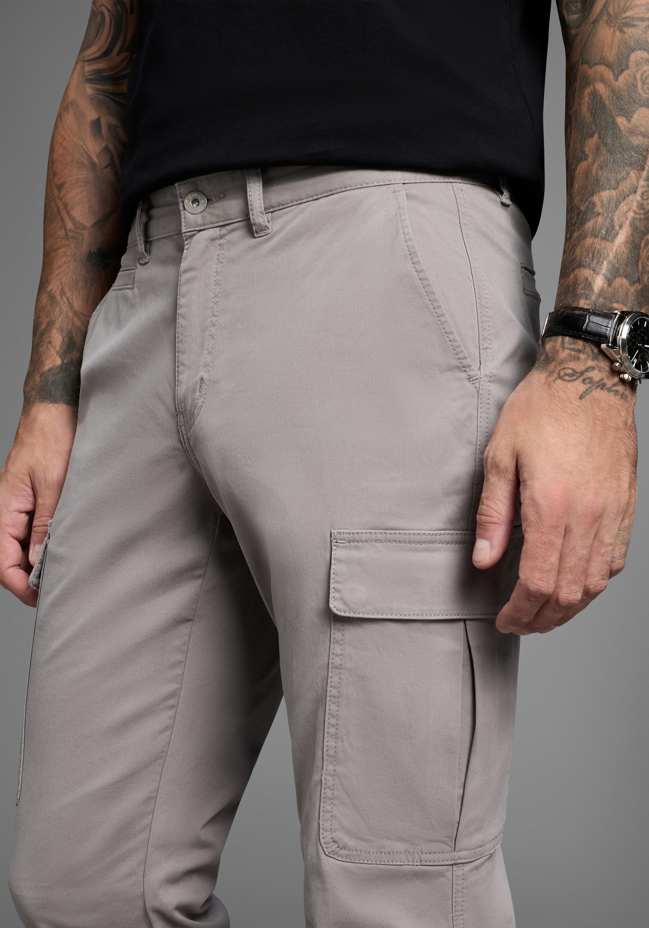 Bruno Banani Cargohose moderne Passform, eng anliegende Cargotaschen