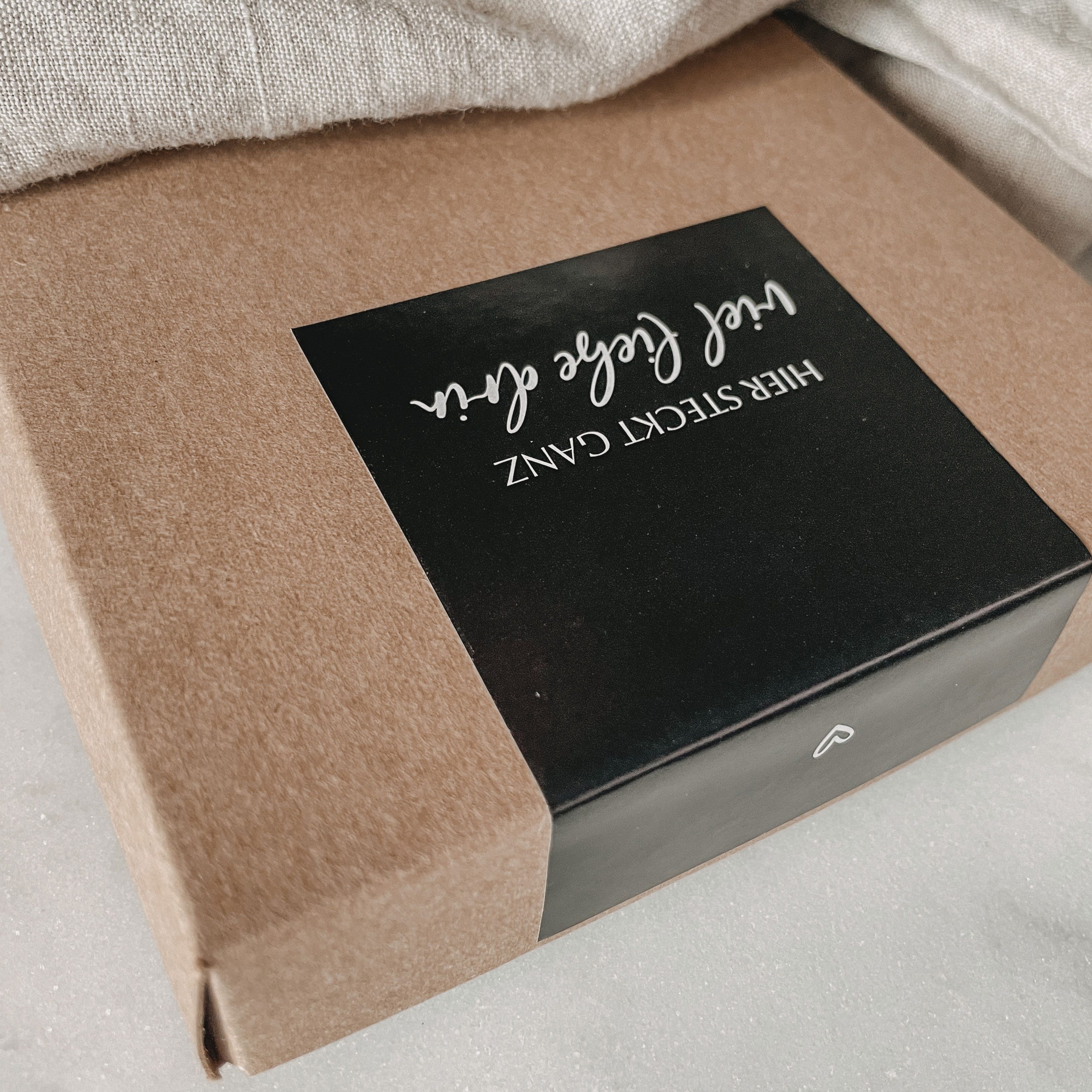 NORDEULE Aufkleber Hier steckt ganz viel Liebe drin, Schwarz, (25tlg), Verschlussetiketten für Geschenke Papiertüten Briefpost Verpackung