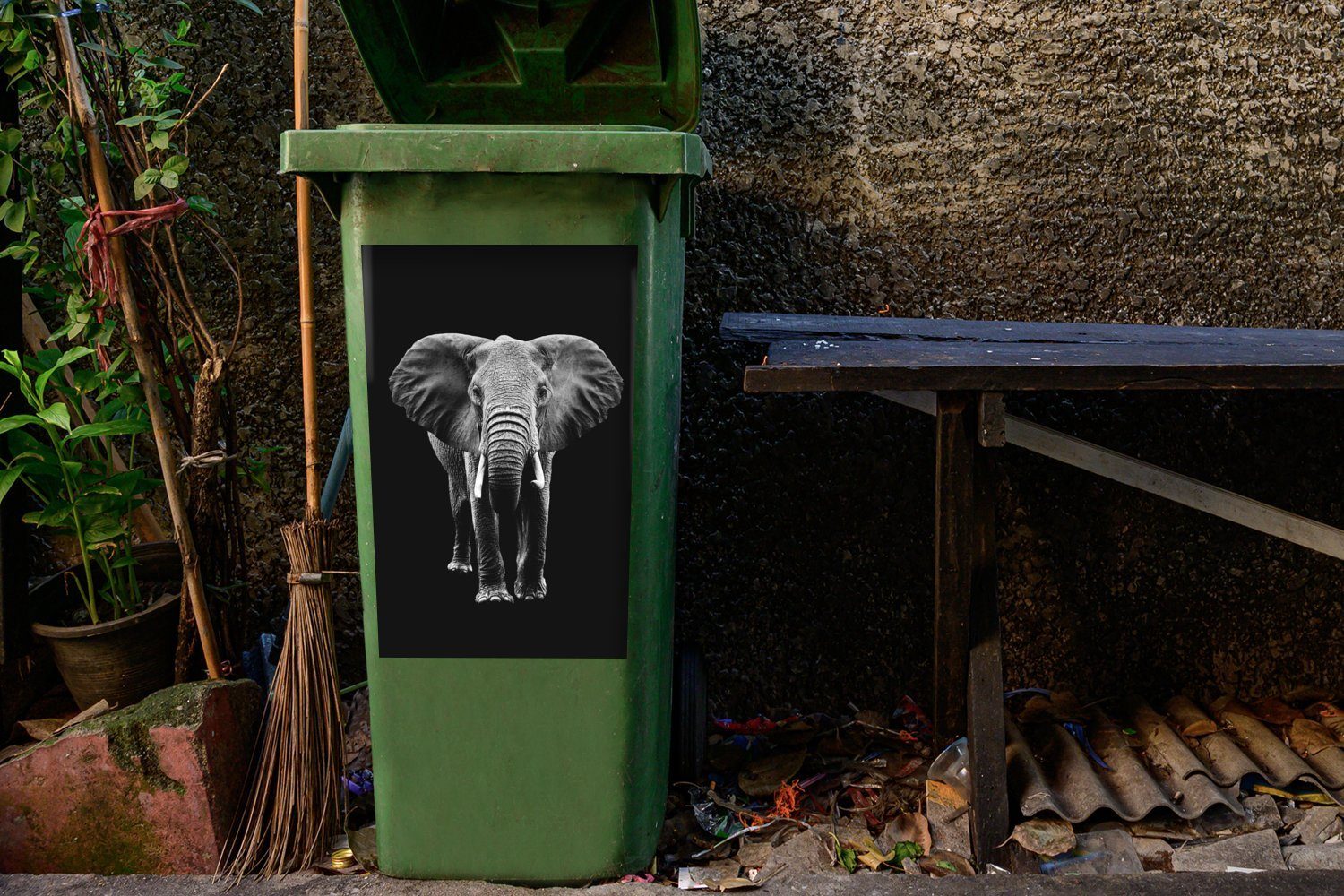 schwarz und MuchoWow Ohren Elefant Container, mit Mülleimer-aufkleber, Hintergrund weiß Sticker, vor schwarzem Mülltonne, (1 großen St), Abfalbehälter Wandsticker -