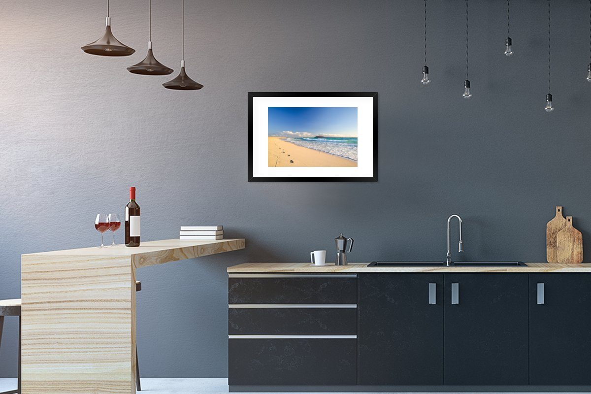 MuchoWow Poster Strand - Meer - Berge, (1 St), mit Rahmen, Kunstdruck, Gerahmtes Poster, Schwarzem Bilderrahmen