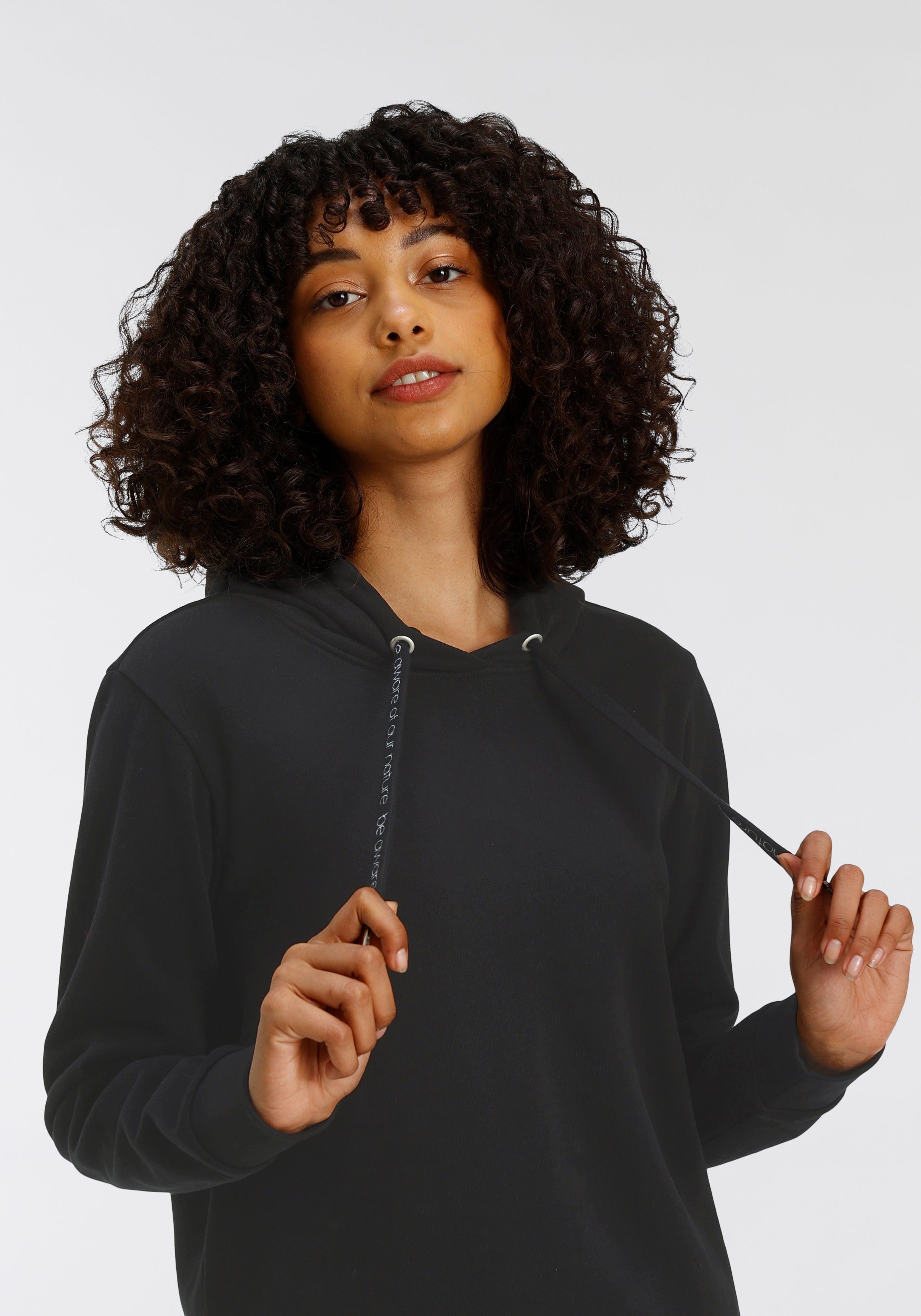 zertifiziert Longsweatshirt mit aus - schwarz nachhaltig OTTO products Bio-Baumwolle GOTS Kapuze