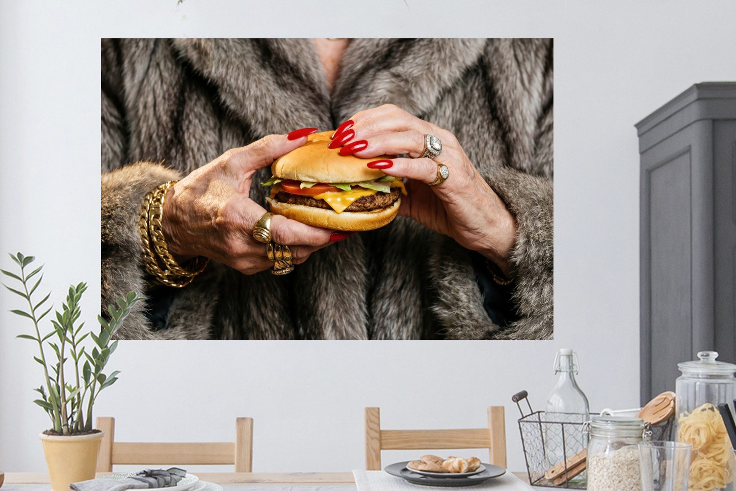 MuchoWow Wandsticker Frau - Hamburger - Pelzmantel (1 St), Wanddeko, Aufkleber, Wandtattoo, 120x80 cm