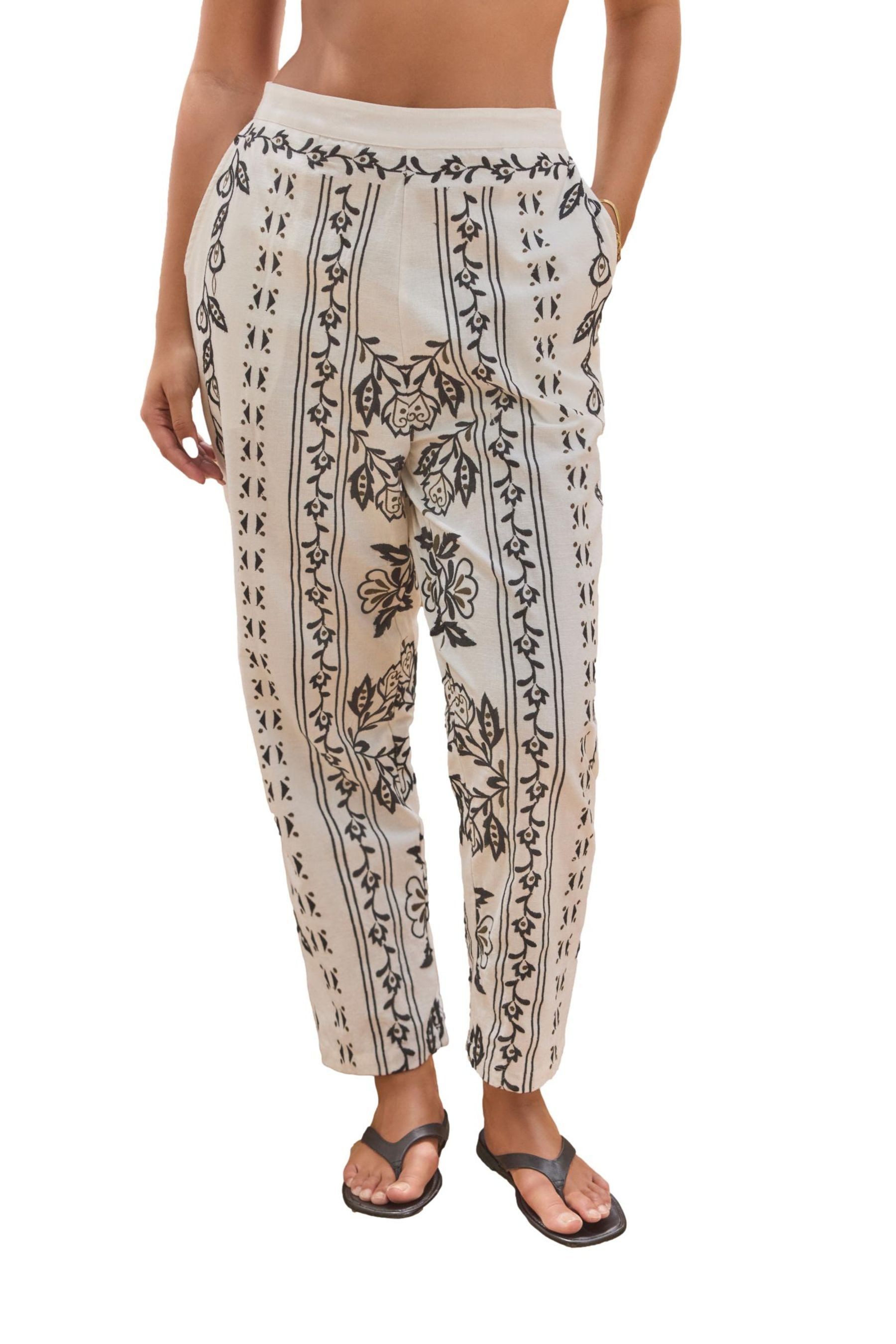 Leinenhose Hose mit Stickereien und schmal zulaufendem Bein