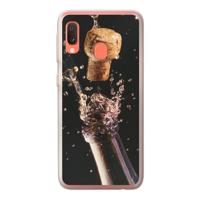 MuchoWow Handyhülle Ein Korken knallt aus einer Champagnerflasche Handyhülle Samsung Galaxy A20e Smartphone-Bumper Print Handy