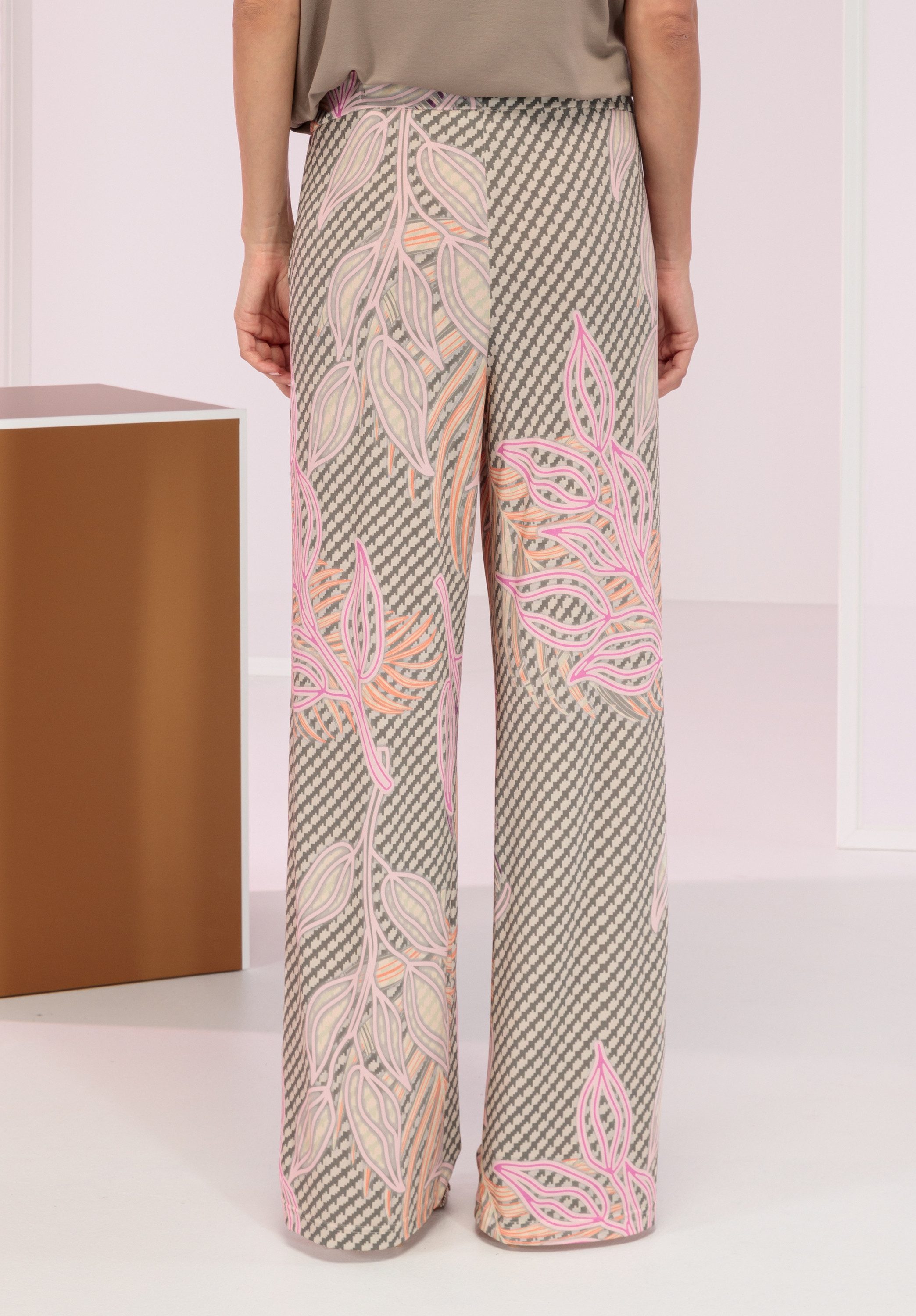 bianca Schlupfhose PARIGI mit modernem weiten Bein und trendy Alloverprint