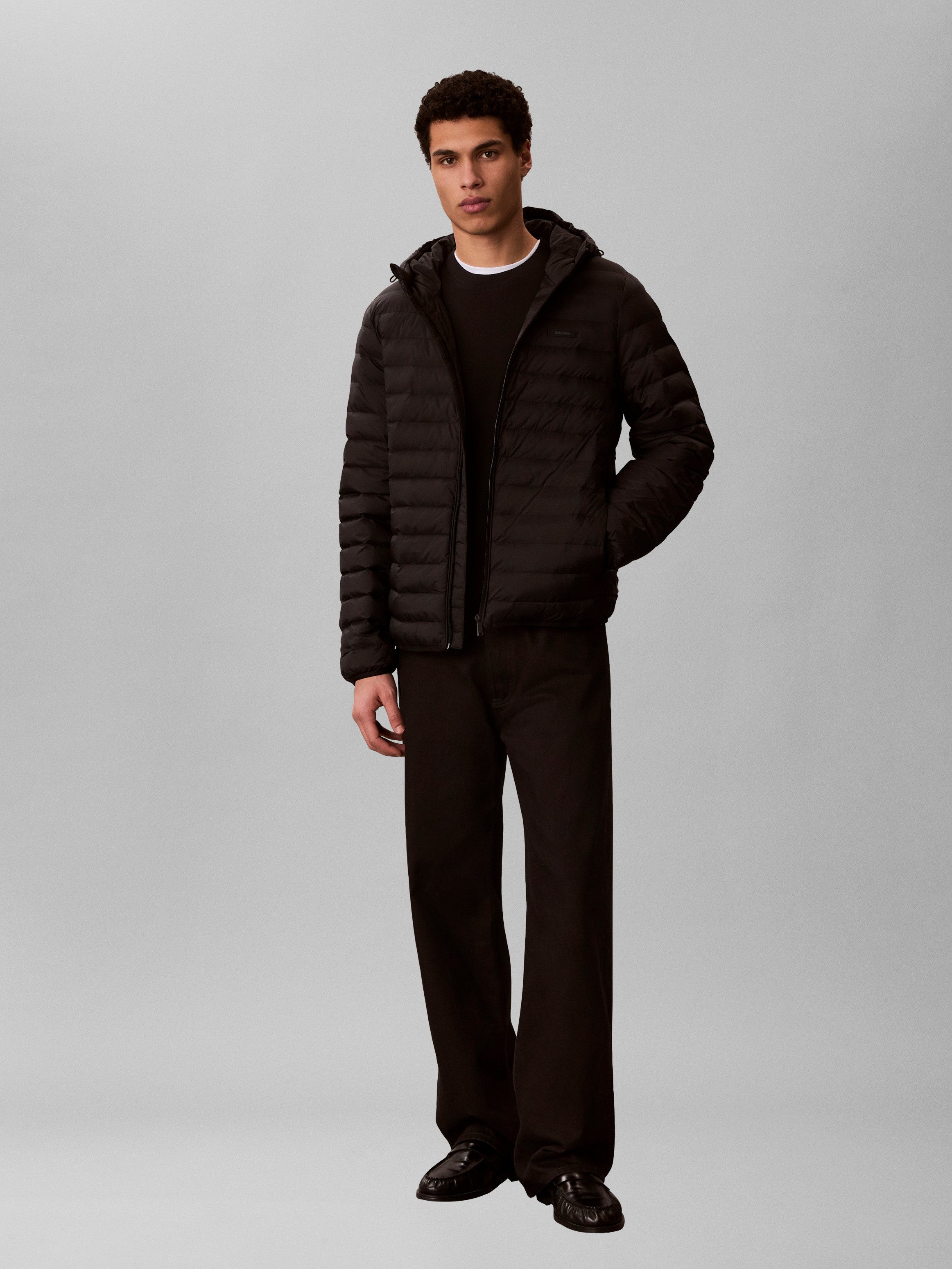 Calvin Klein Jeans Funktionsjacke LS HOODED NYLON CHANNELED PUFFER Regular fit, mit Rundhalsausschnitt – Bild 5 von 5