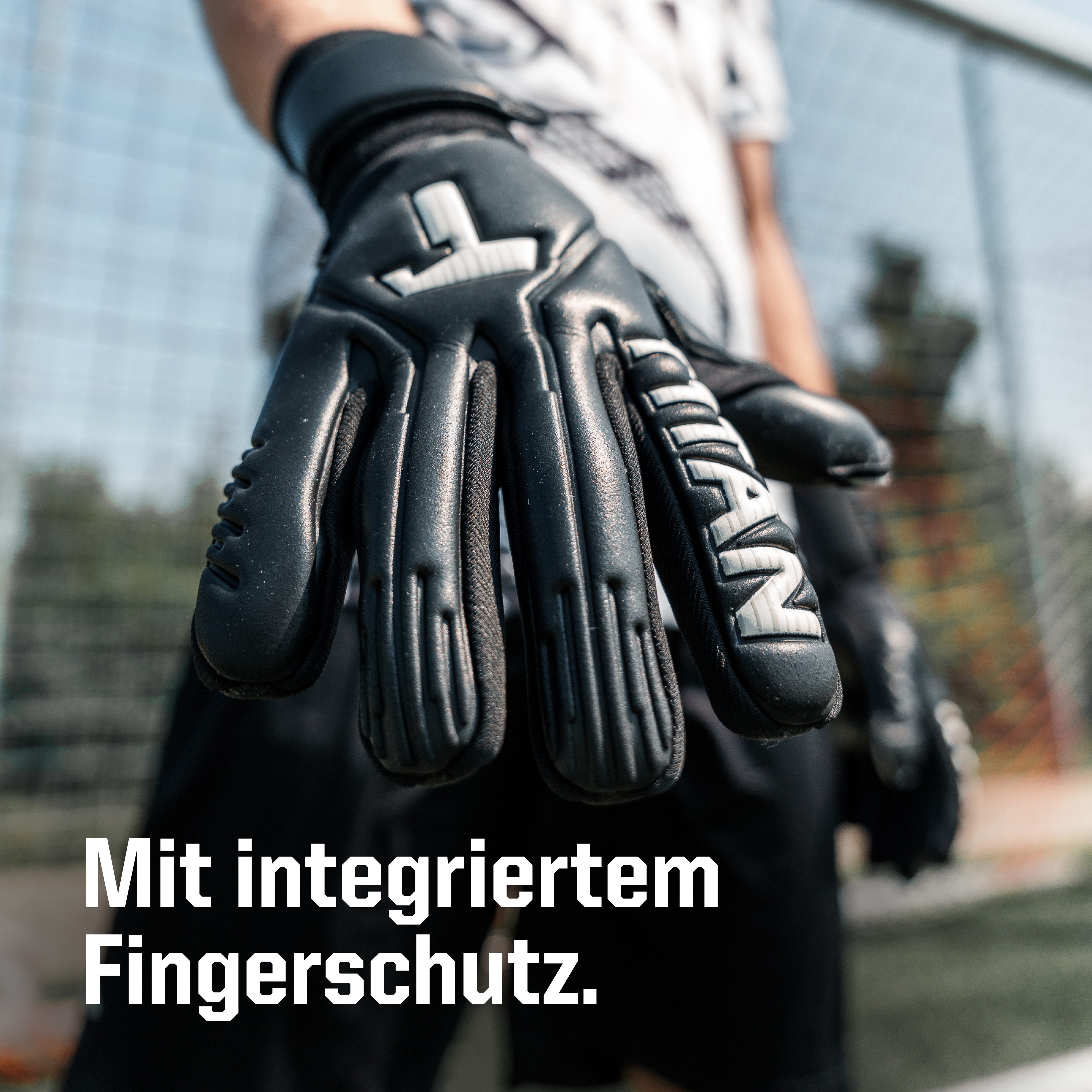 T1TAN Torwarthandschuhe Erwachsene, Fingerschutz, LEGEND Black-Out, Größe 6-11