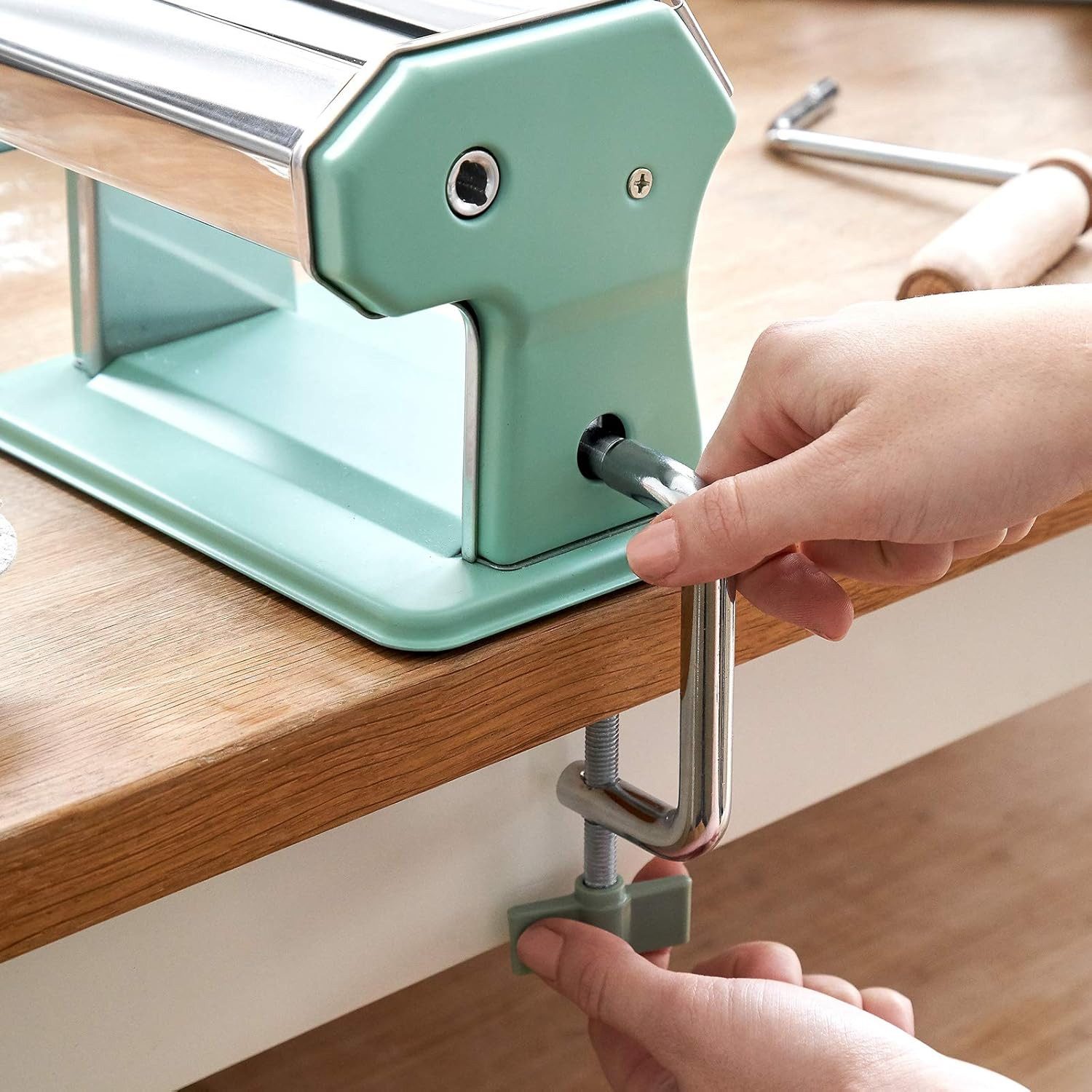 Springlane Nudelmaschine - Manuelle Nudelmaschine aus Edelstahl - Pastamaker inkl. Rezeptbuch, Nudeltrockner & 3 Schneideaufsätze, 9 Teigdicke-Stufen – Bild 5 von 5