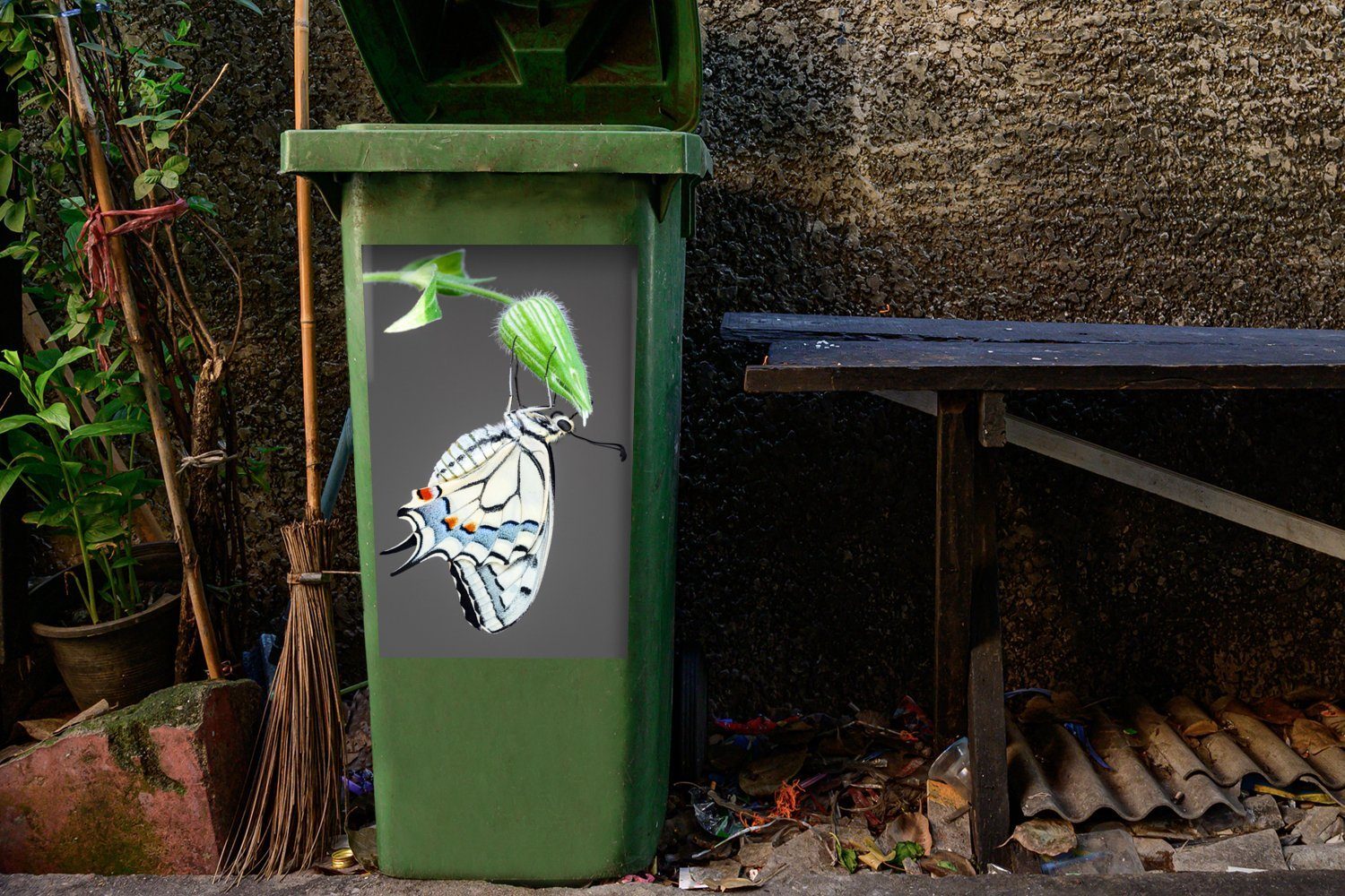 MuchoWow Wandsticker Schwalbenschwanzschmetterling Abfalbehälter einer Mülltonne, auf Mülleimer-aufkleber, Container, (1 Blütenknospe St), Sticker