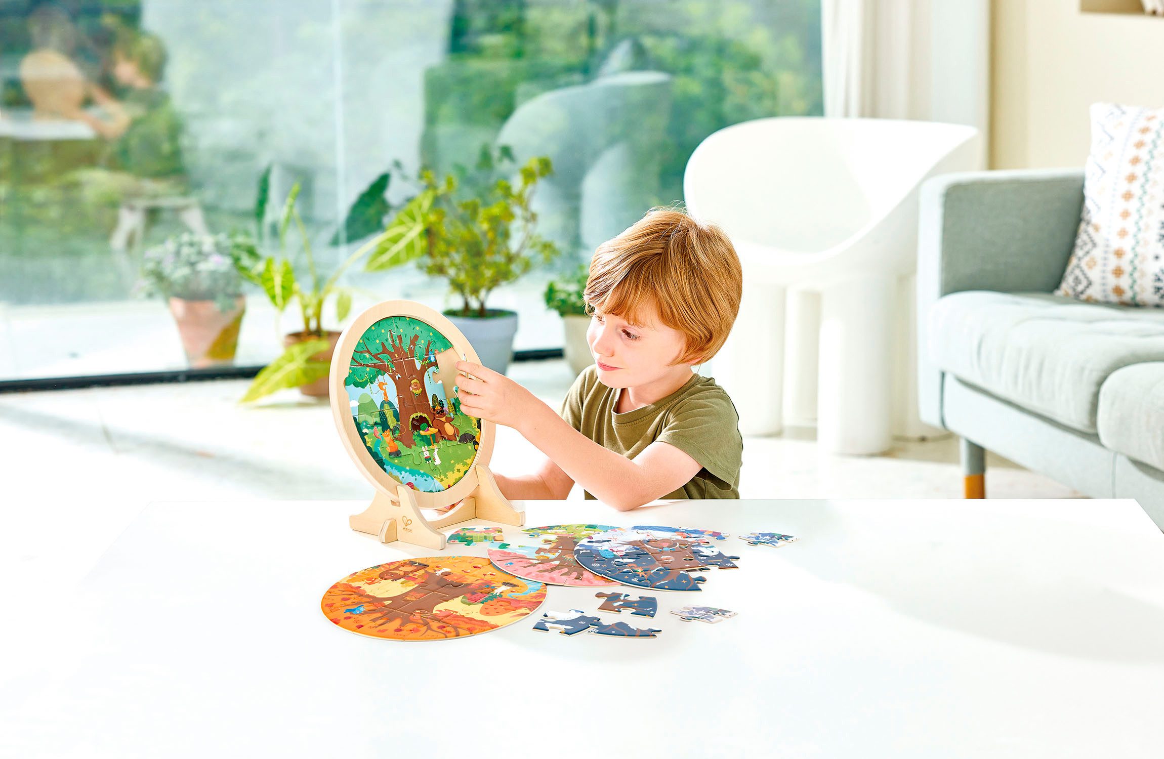 Hape Puzzle 4-Jahreszeiten-Lagenpuzzle, 56 Puzzleteile, leuchtet im Dunkeln