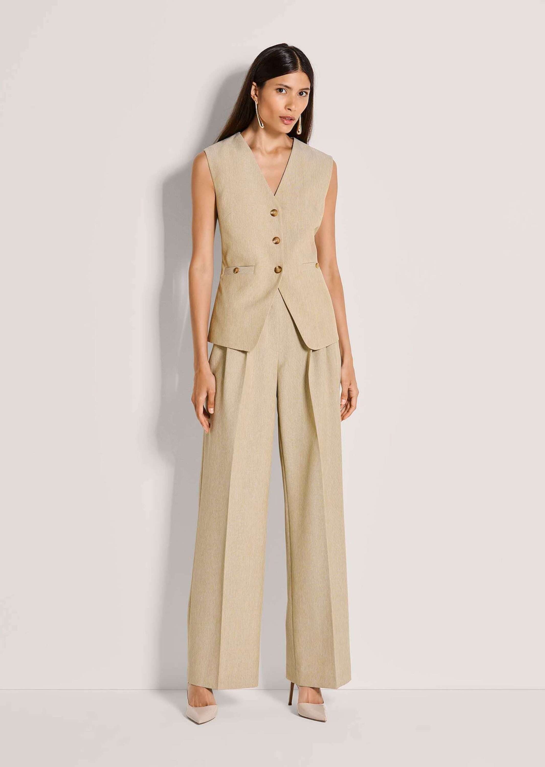 MADELEINE Kurzweste Leicht gefütterte Damenweste mit V-Ausschnitt Taillierte Form mit markanter Knopfleiste, tiefer Ausschnitt