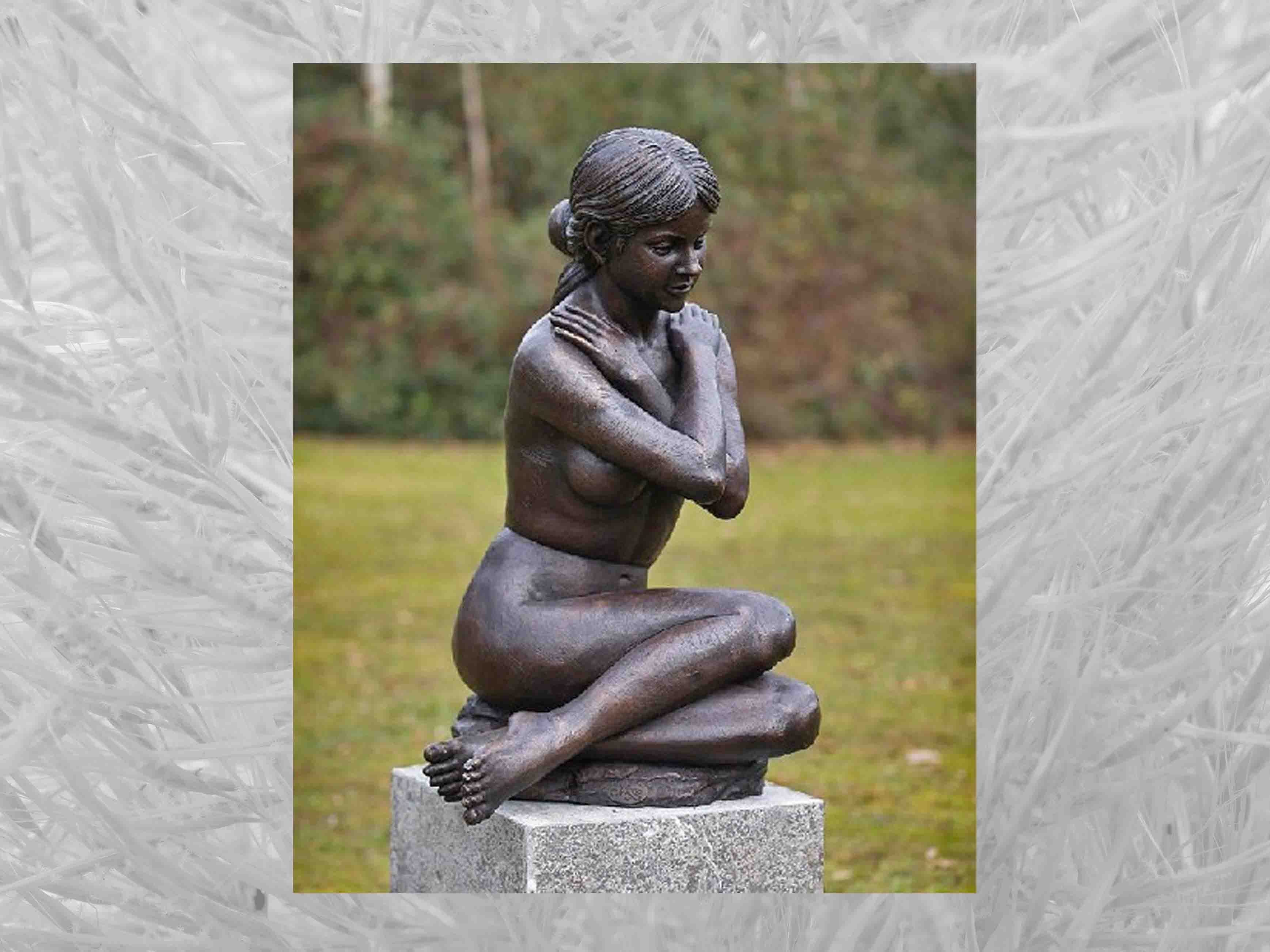 IDYL Gartenfigur IDYL Bronze-Skulptur Sitzende nackte Frau, Bronze