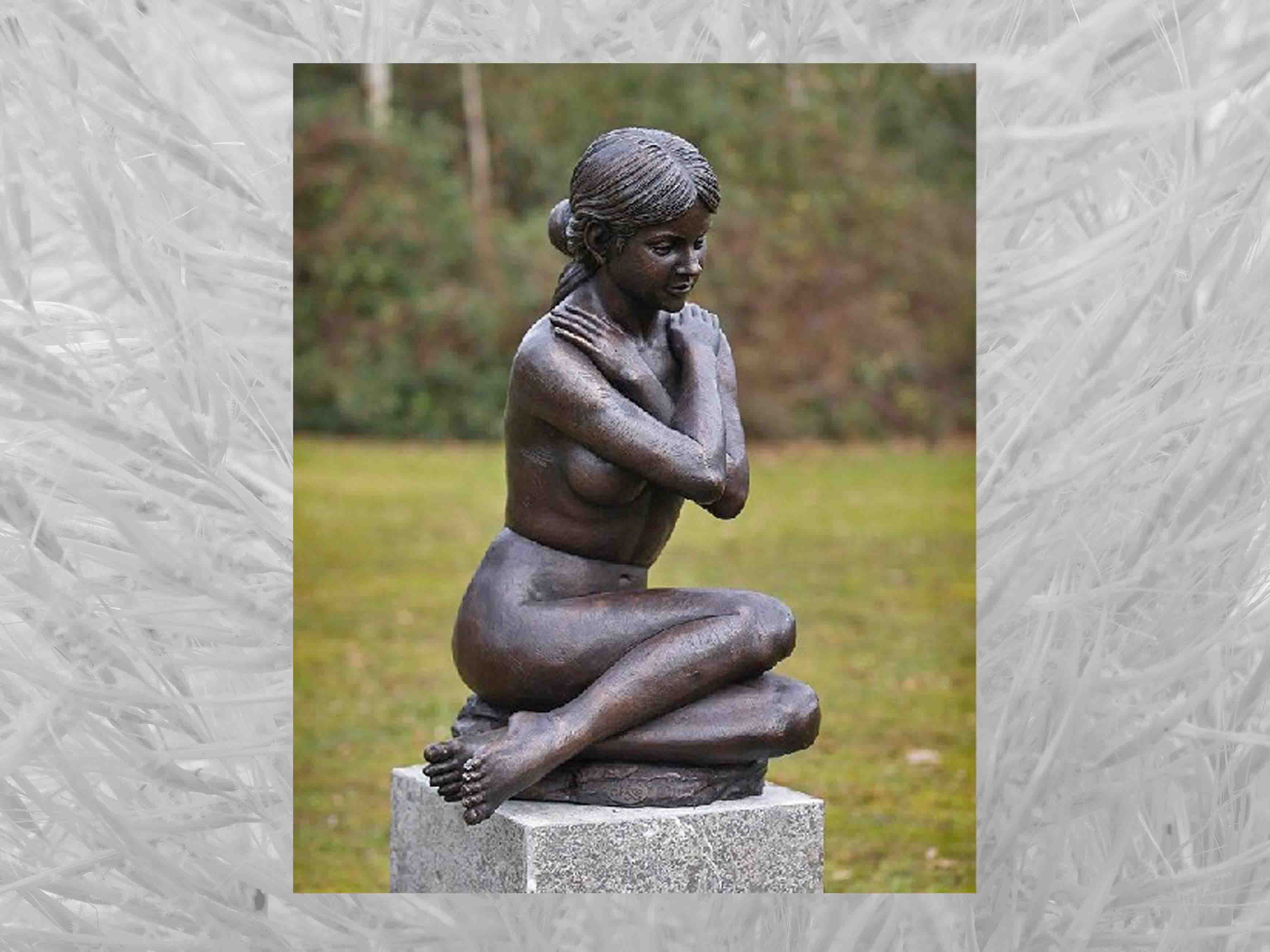 Gartenfigur IDYL Bronze-Skulptur Sitzende nackte Frau