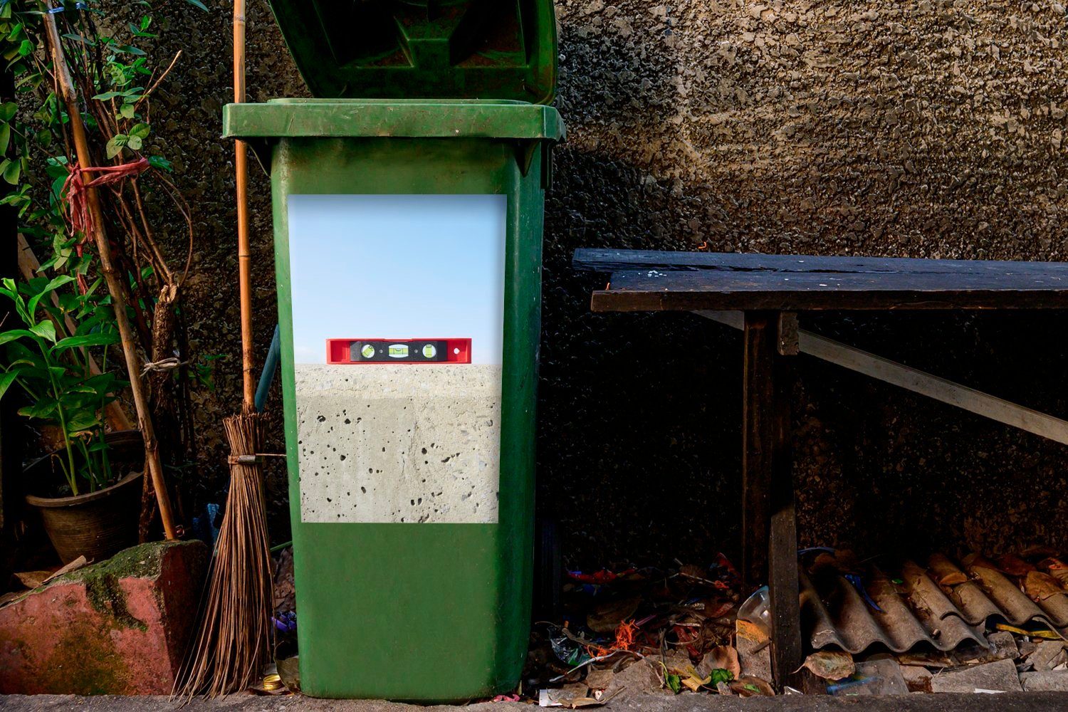 Wasserwaage Sticker, Stilleben MuchoWow Abfalbehälter Beton - Mülltonne, Container, (1 Wandsticker - Mülleimer-aufkleber, St),