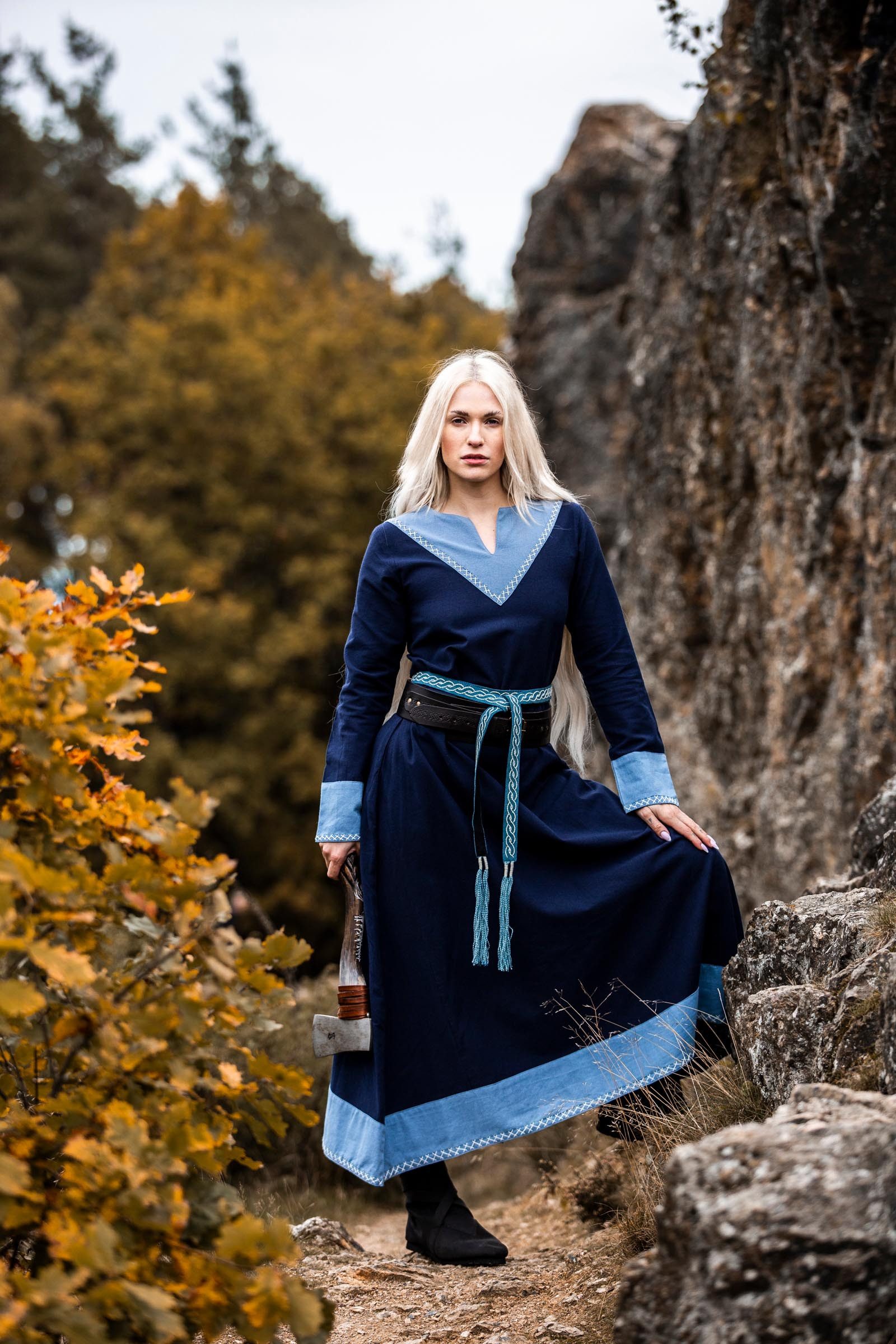 Leonardo Carbone Wikinger-Kostüm Kleid "Jorunn" mit Kreuzstich-Details, V-Ausschnitt, fließendes Design