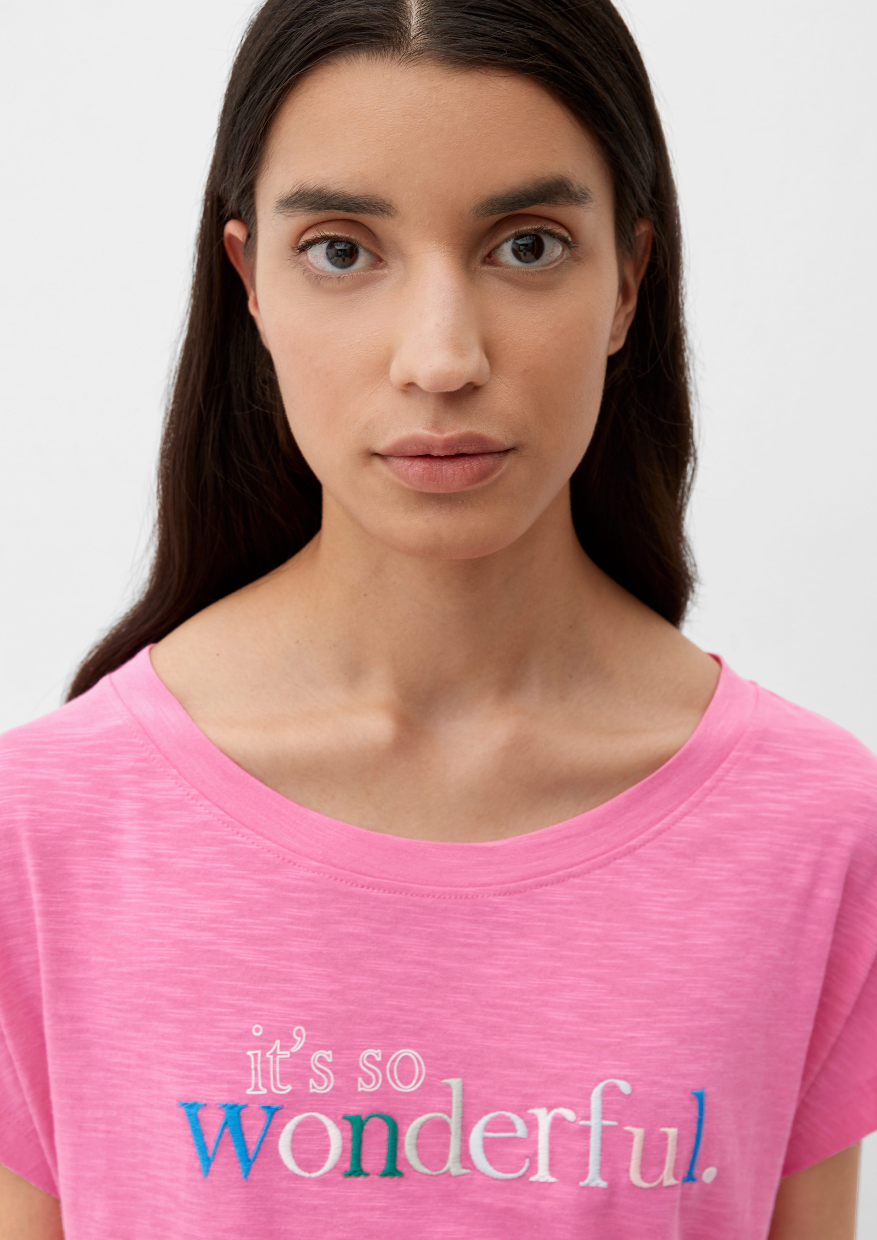 s.Oliver T-Shirt mit pink Kurzarmshirt Stickerei Stickerei