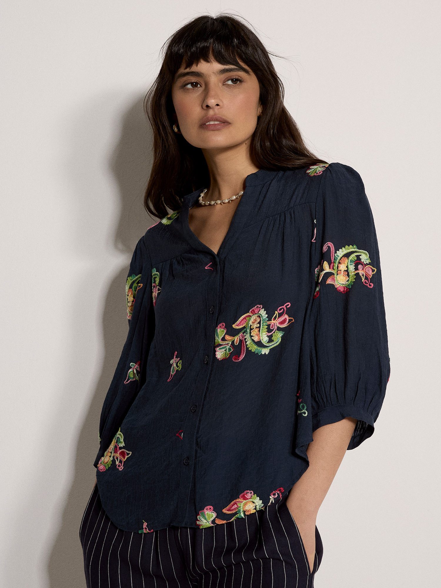 Apricot Blusentop Bluse mit Blumen- und Paisley-Muster mit Stickerei