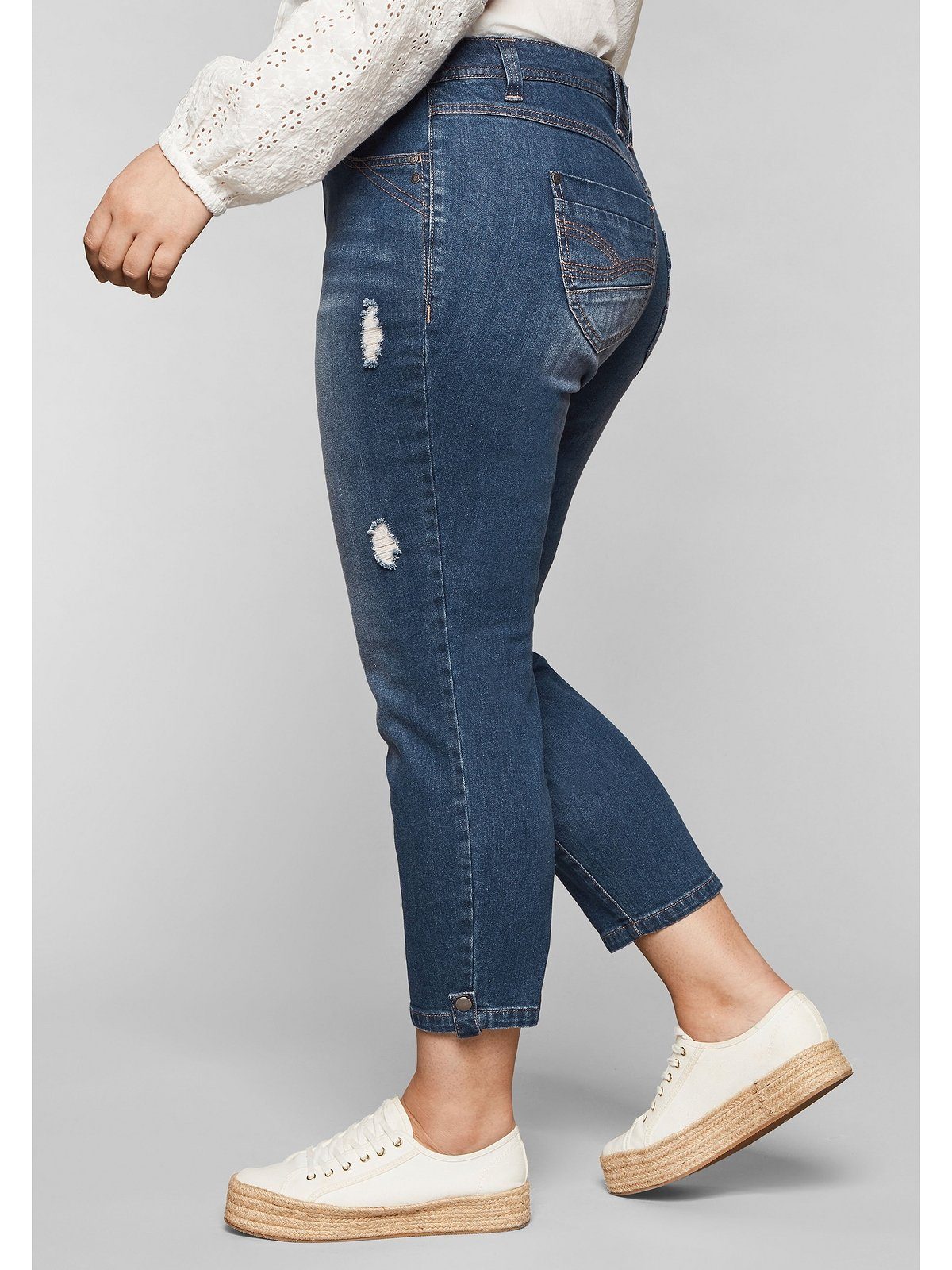 in Stretch-Jeans mit 7/8-Länge Sheego Größen Destroyed-Effekten Große