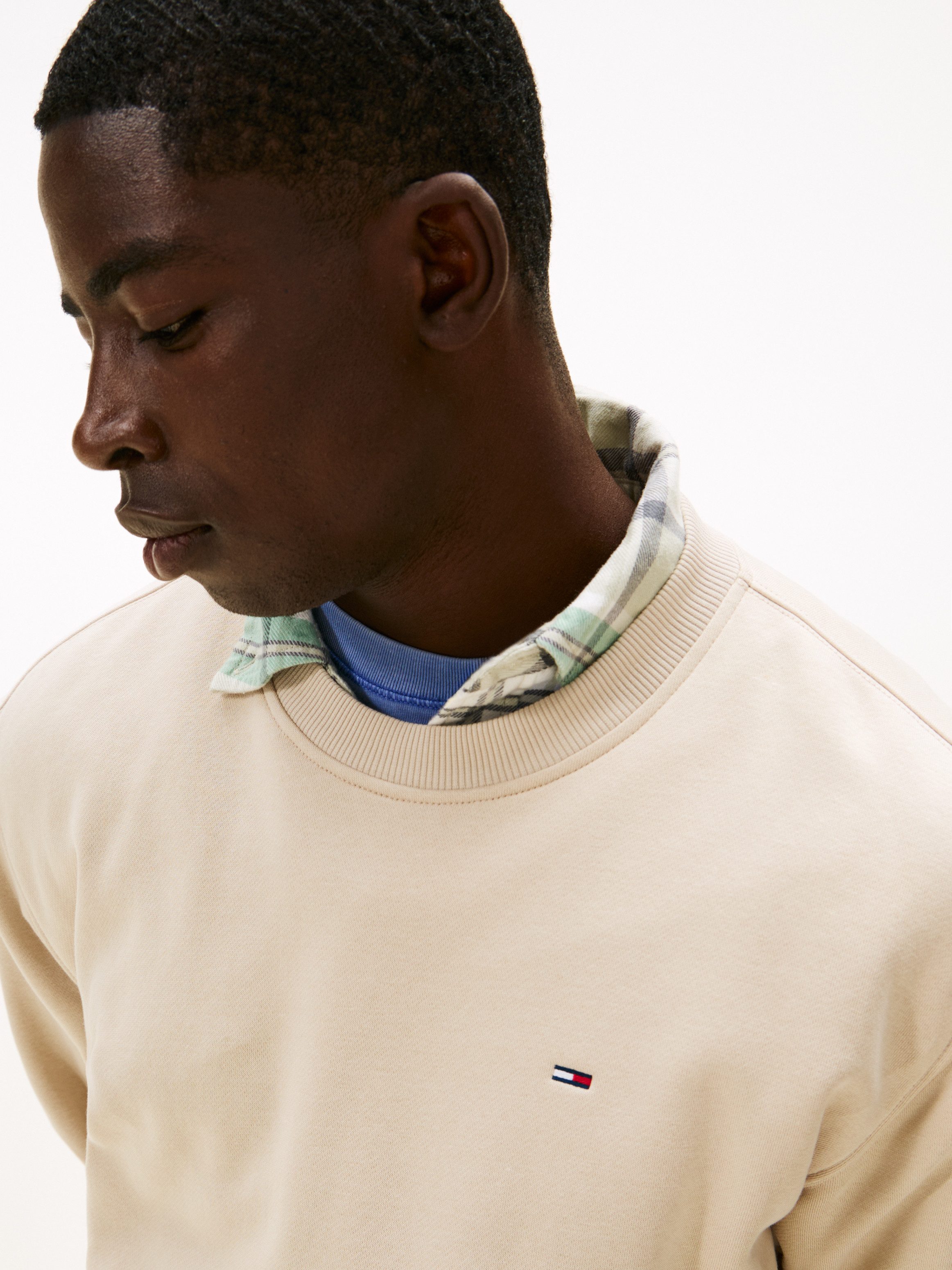 Tommy Jeans Sweatshirt TJM REG S FLAG CREW Mit besticktem Markenlogo auf Br günstig online kaufen