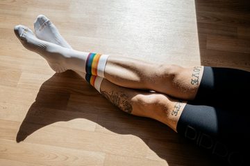 PIPPO Amsterdam Sportsocken Pride Rennradsocken und Cap Set (2 Paar) Mittelfuß Kompression