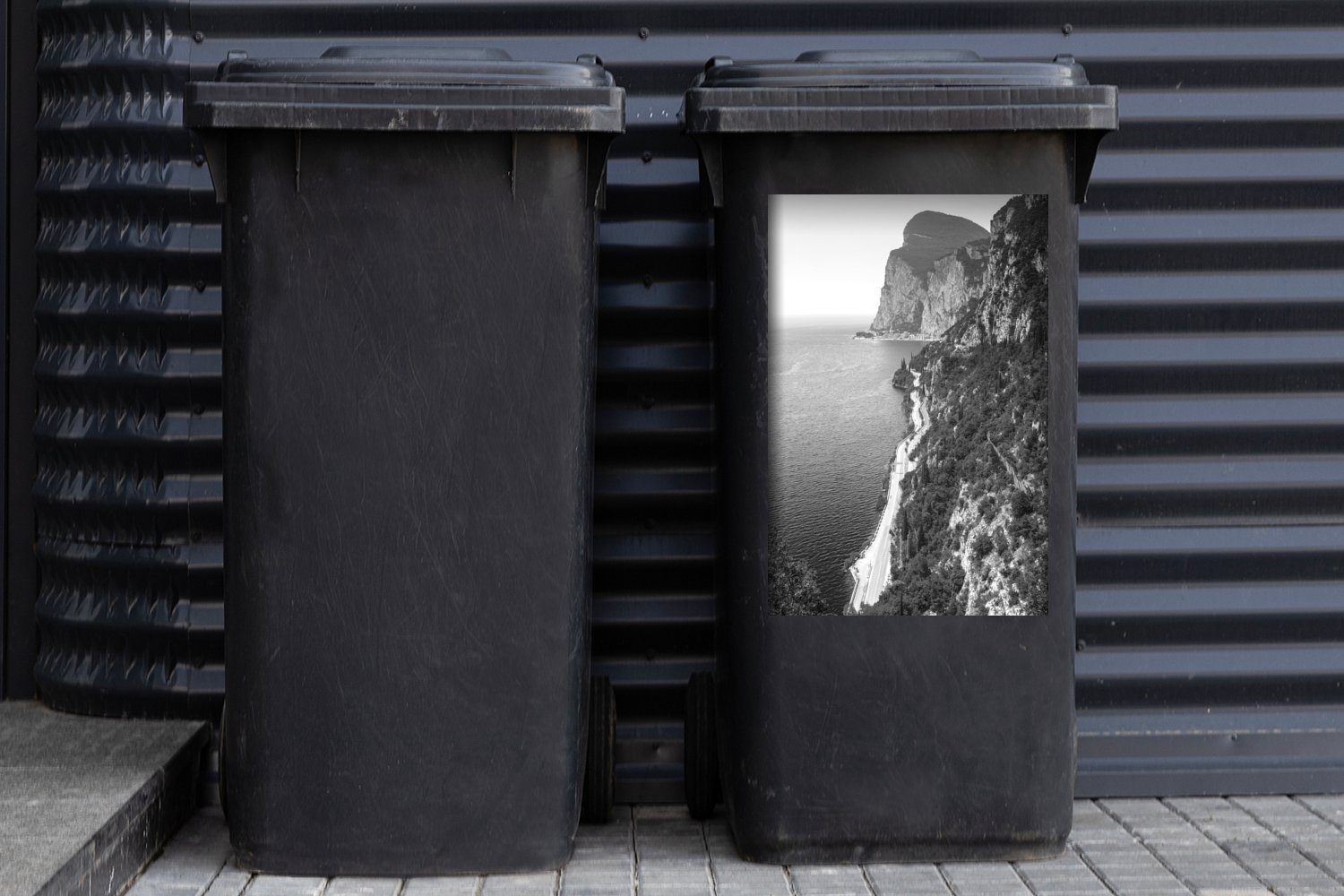 Mülltonne, Abfalbehälter schwarz St), in Italien und Gardasee (1 - Klarer Sticker, MuchoWow Mülleimer-aufkleber, blauer Wandsticker Container, weiß