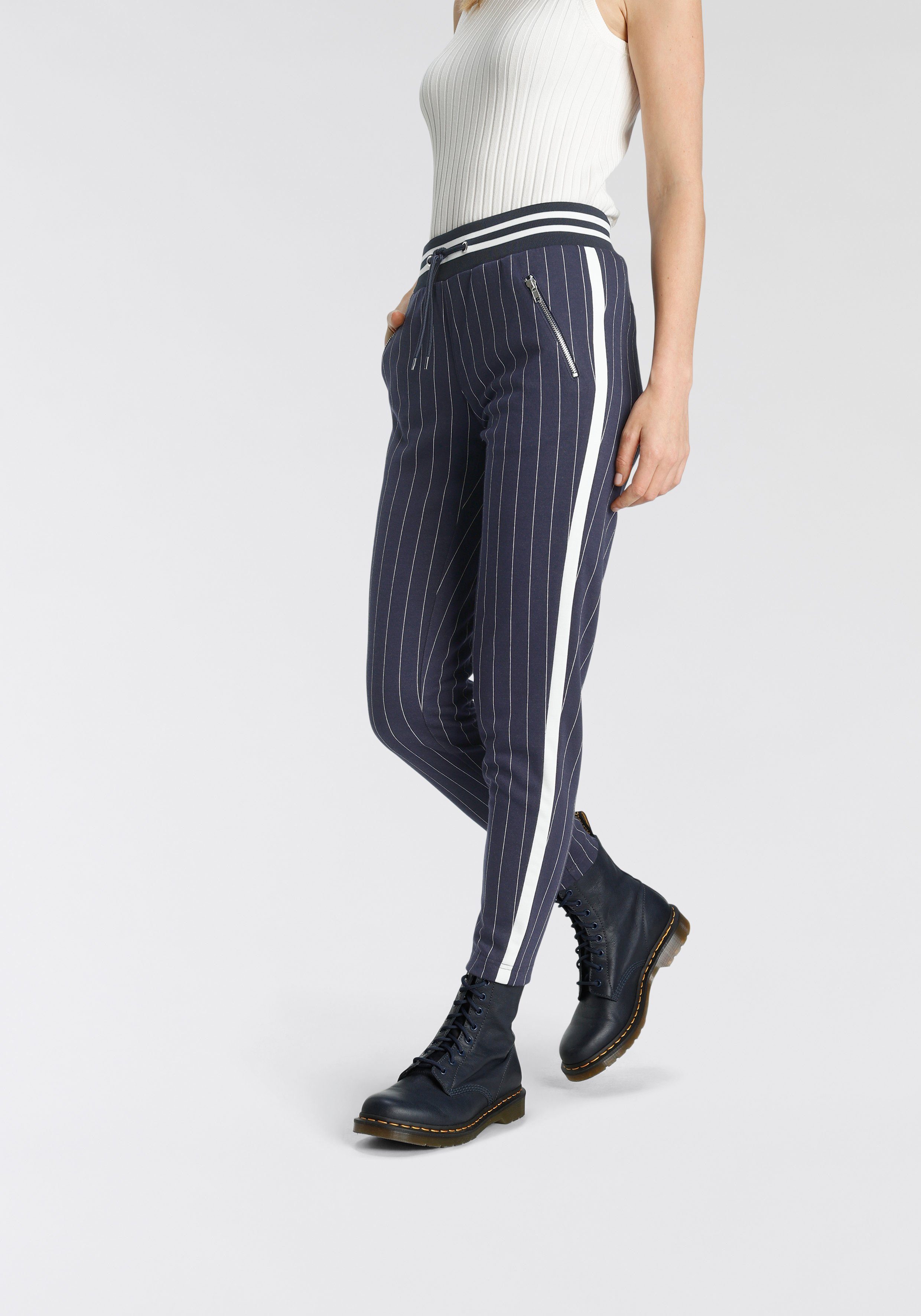 AJC Jogger Pants im trendigem Retro-Design marine gestreift (Hose aus nachhaltigem Material)