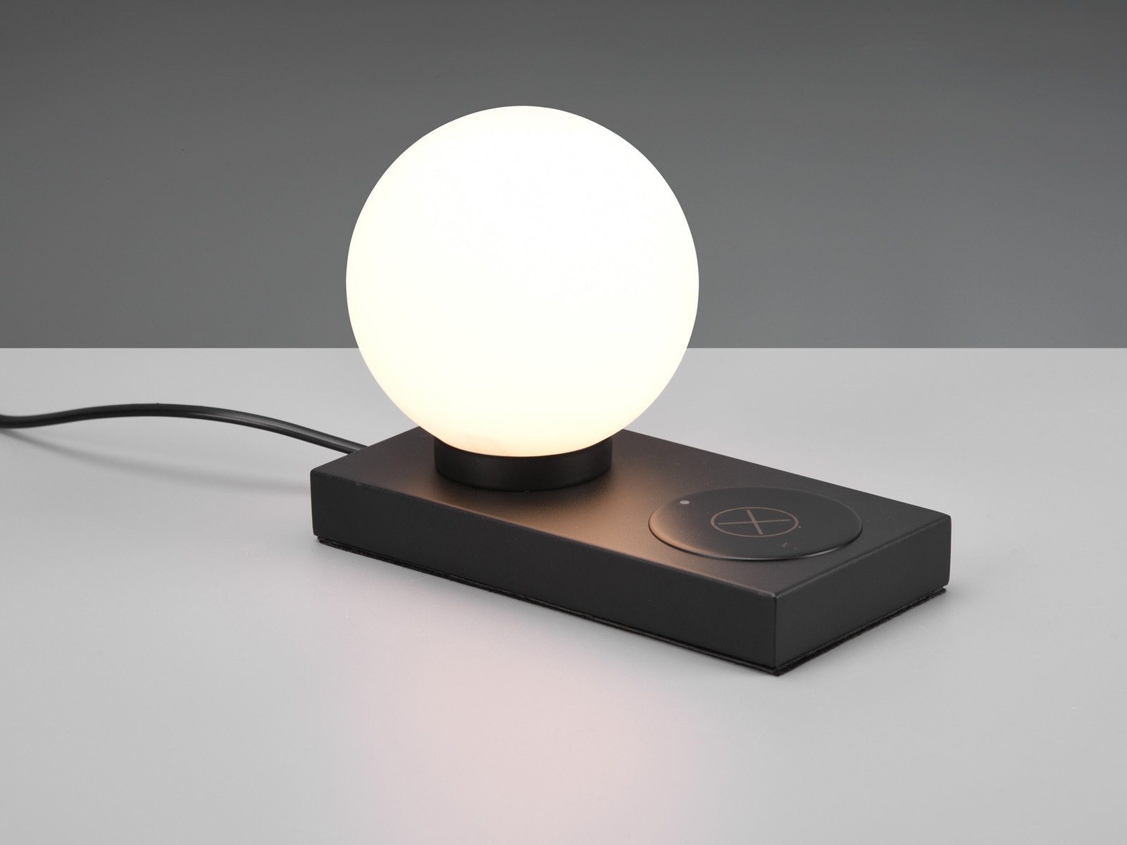 Reality Leuchten LED Nachttischlampe, Induktive Ladestation, LED wechselbar, warmweiß, kleine Tischlampe mit Glas-Kugel Lampenschirm, Touch mit Ladefunktion