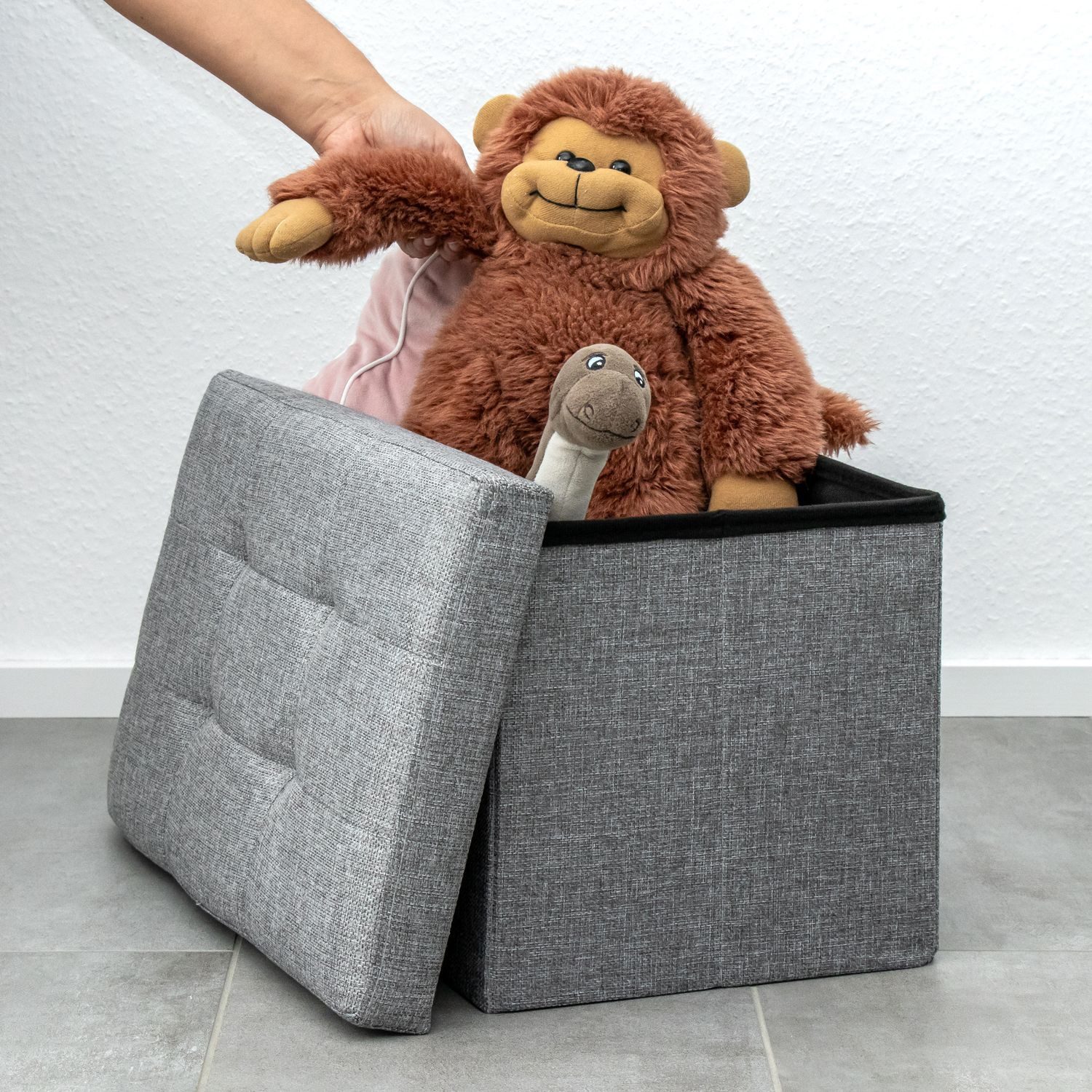 Intirilife Sitzhocker (Sitzwürfel mit Stauraum 49x30x30 cm in FELS GRAU - Fußablage, 1 St), Faltbare Sitzbank - aus Stoff mit Mulden - Aufbewahrungsbox Truhe – Bild 5 von 5