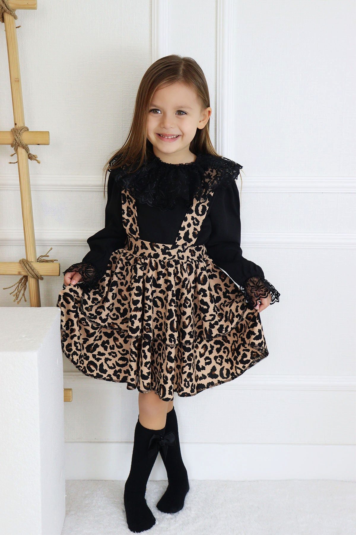 Shirt & Rock Kleid im Leopardenmuster mit Trägern dazu langarm Shirt