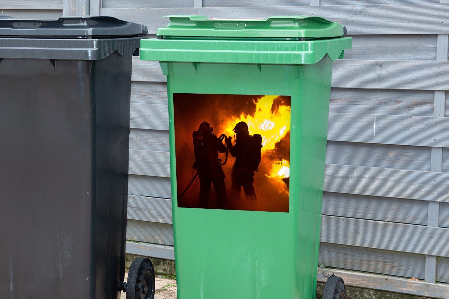 Abfalbehälter MuchoWow (1 Sticker, St), Container, Mülltonne, Mülleimer-aufkleber, Wandsticker von Silhouetten Feuerwehrleuten