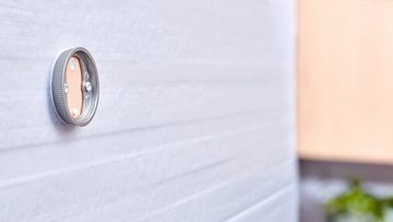 tesa Seifenspender EKKRO Wandseifenspender ohne Bohren - 17,0 cm : 7,0 cm : 12,5 cm, (Packung, 1-tlg), selbstklebender Flüssigseifenspender - chrom - silber glänzend