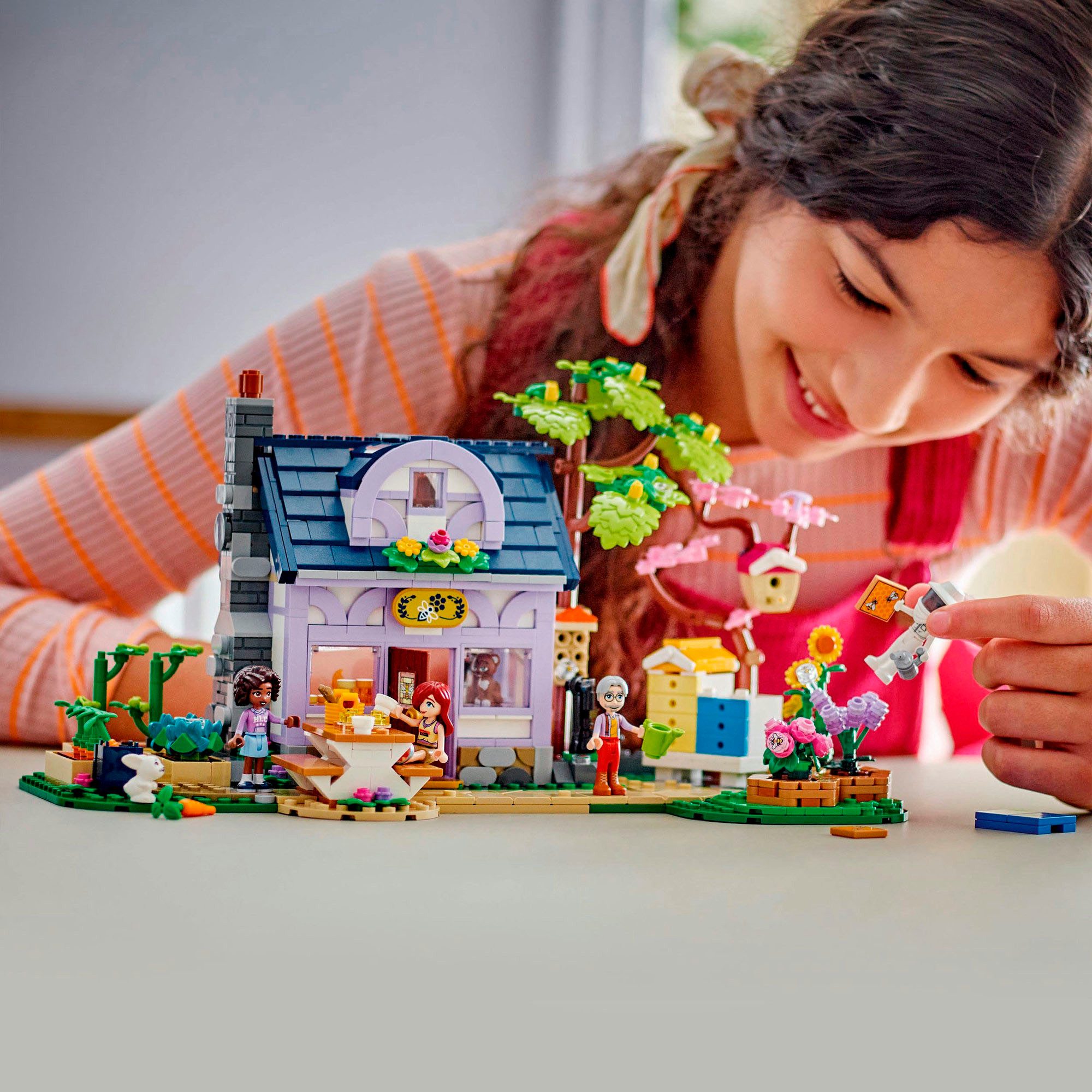 LEGO® Haus und Blumengarten der Imker (42669), LEGO Friends Konstruktionssp günstig online kaufen