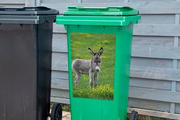 MuchoWow Wandsticker Kleiner Esel auf Rasen (1 St), Mülleimer-aufkleber, Mülltonne, Sticker, Container, Abfalbehälter