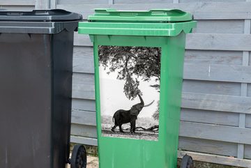 MuchoWow Wandsticker Elefant - Baum - Tiere - Schwarz und weiß (1 St), Mülleimer-aufkleber, Mülltonne, Sticker, Container, Abfalbehälter